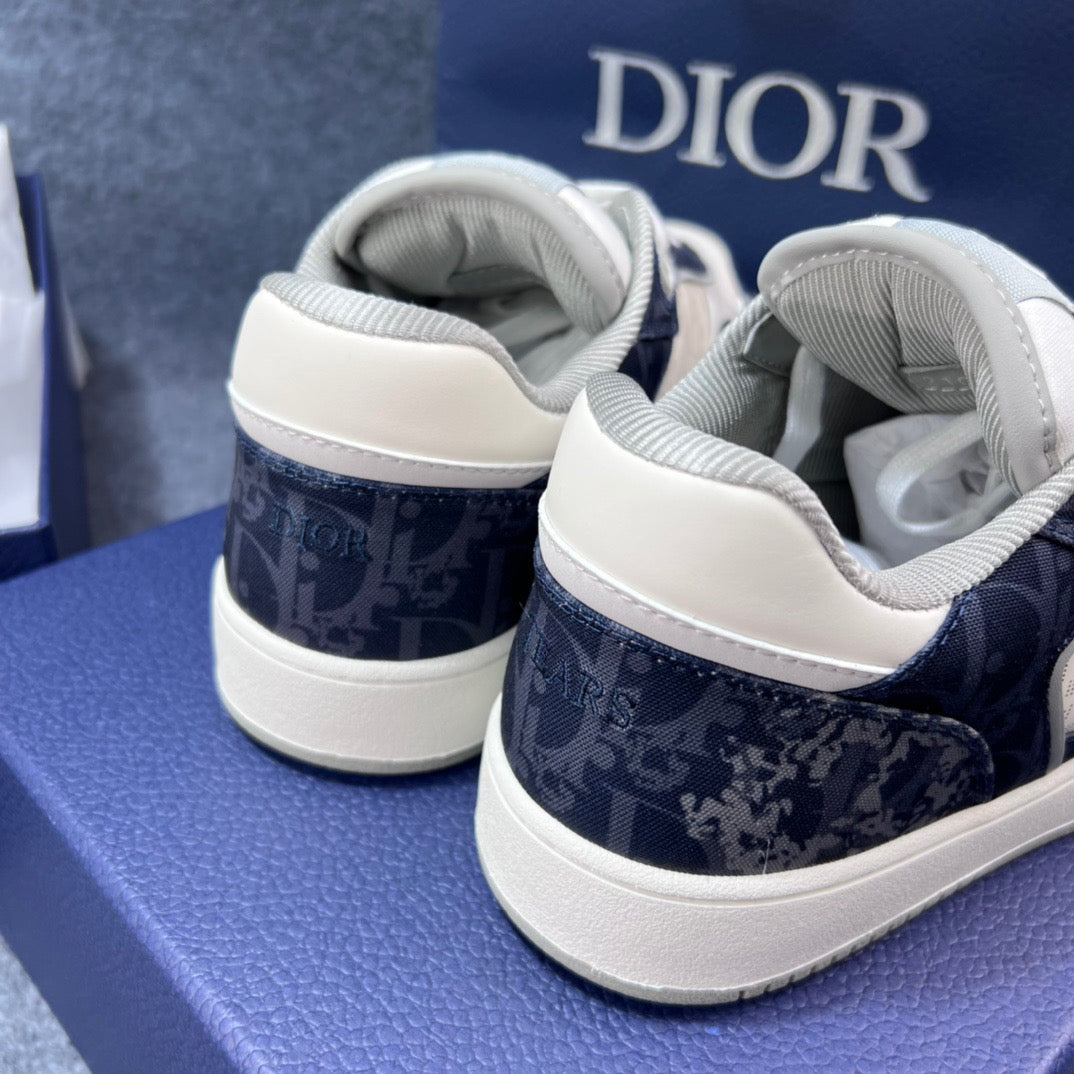 حذاء أبيض أزرق