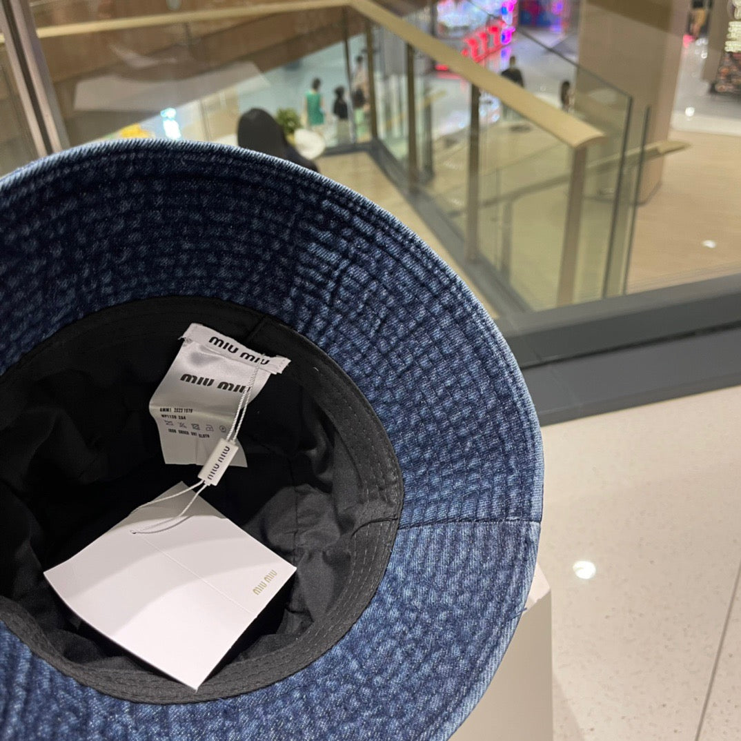 Schwarze und blaue Hüte