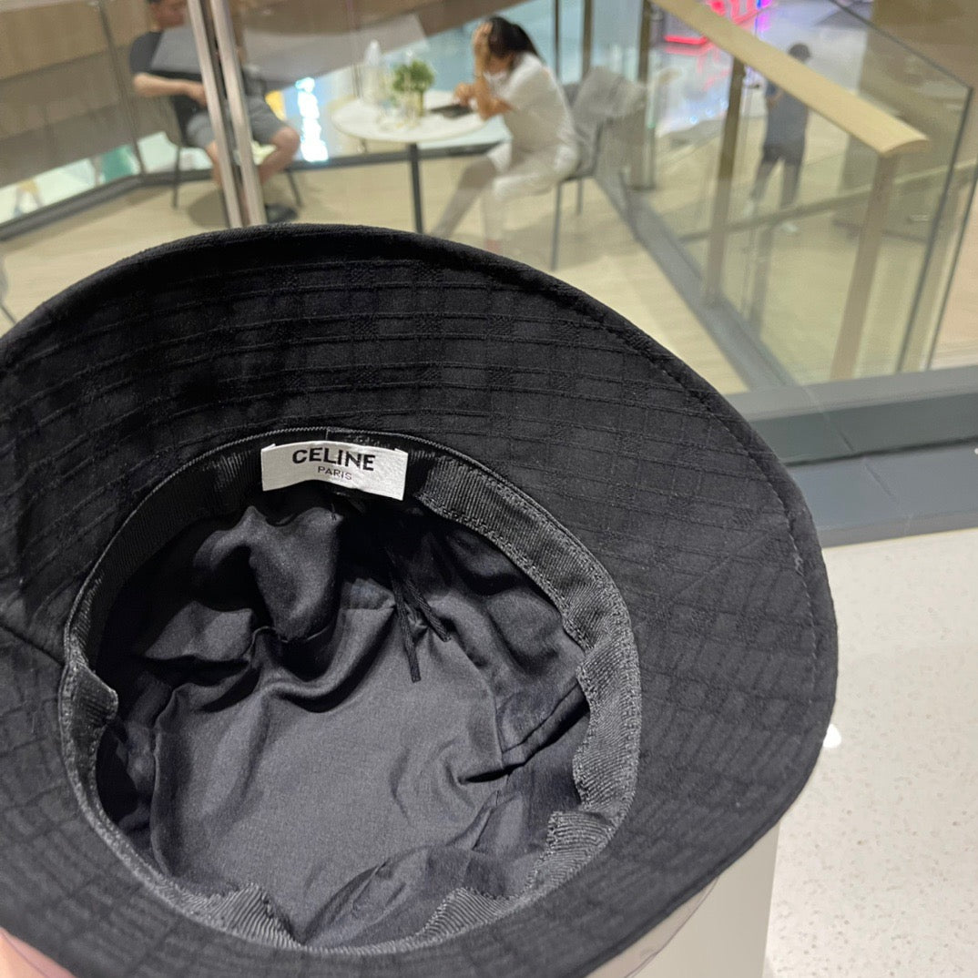 Graue und schwarze Hüte