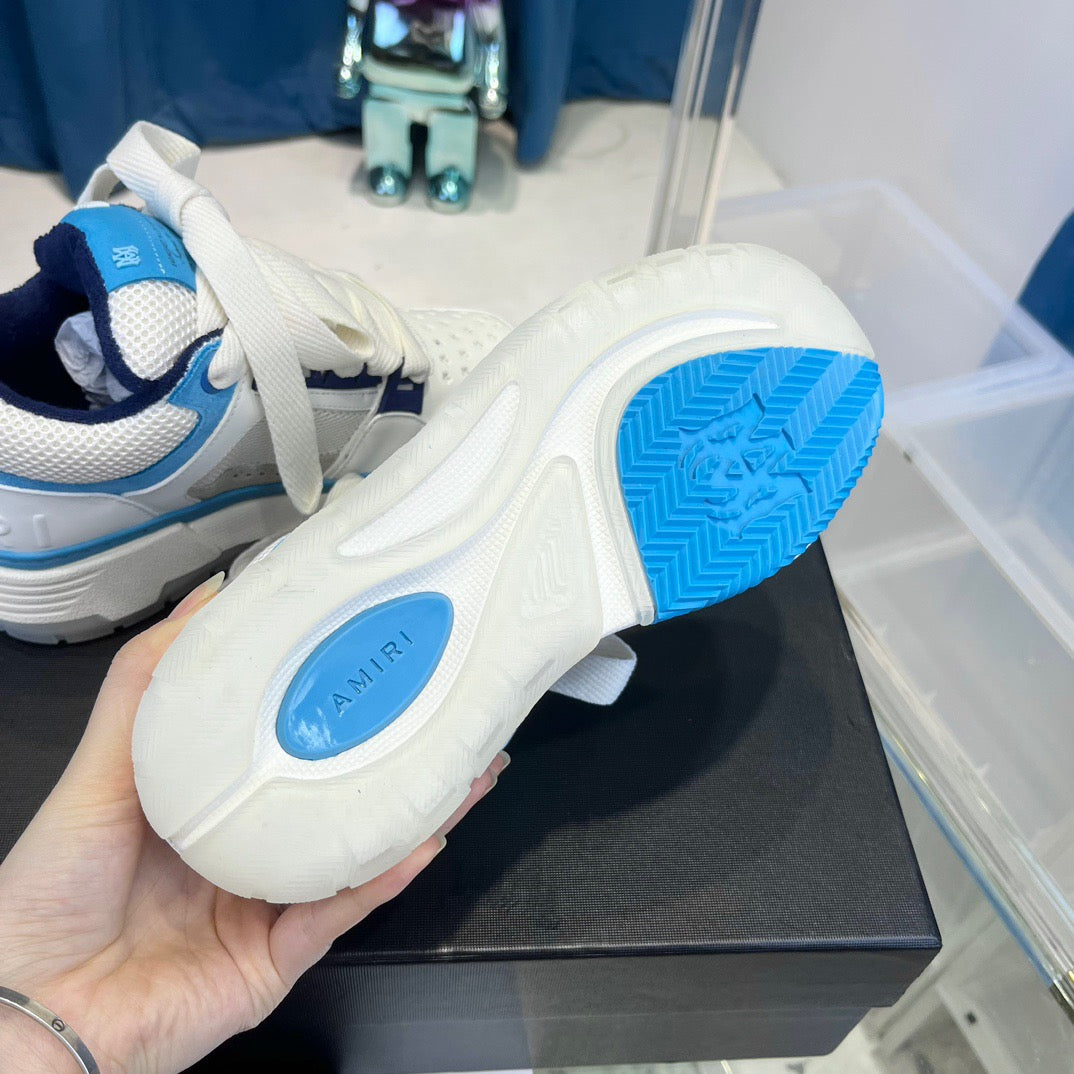 أحذية متعددة الألوان