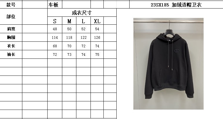 جارزة سوداء بقبعة شتوية