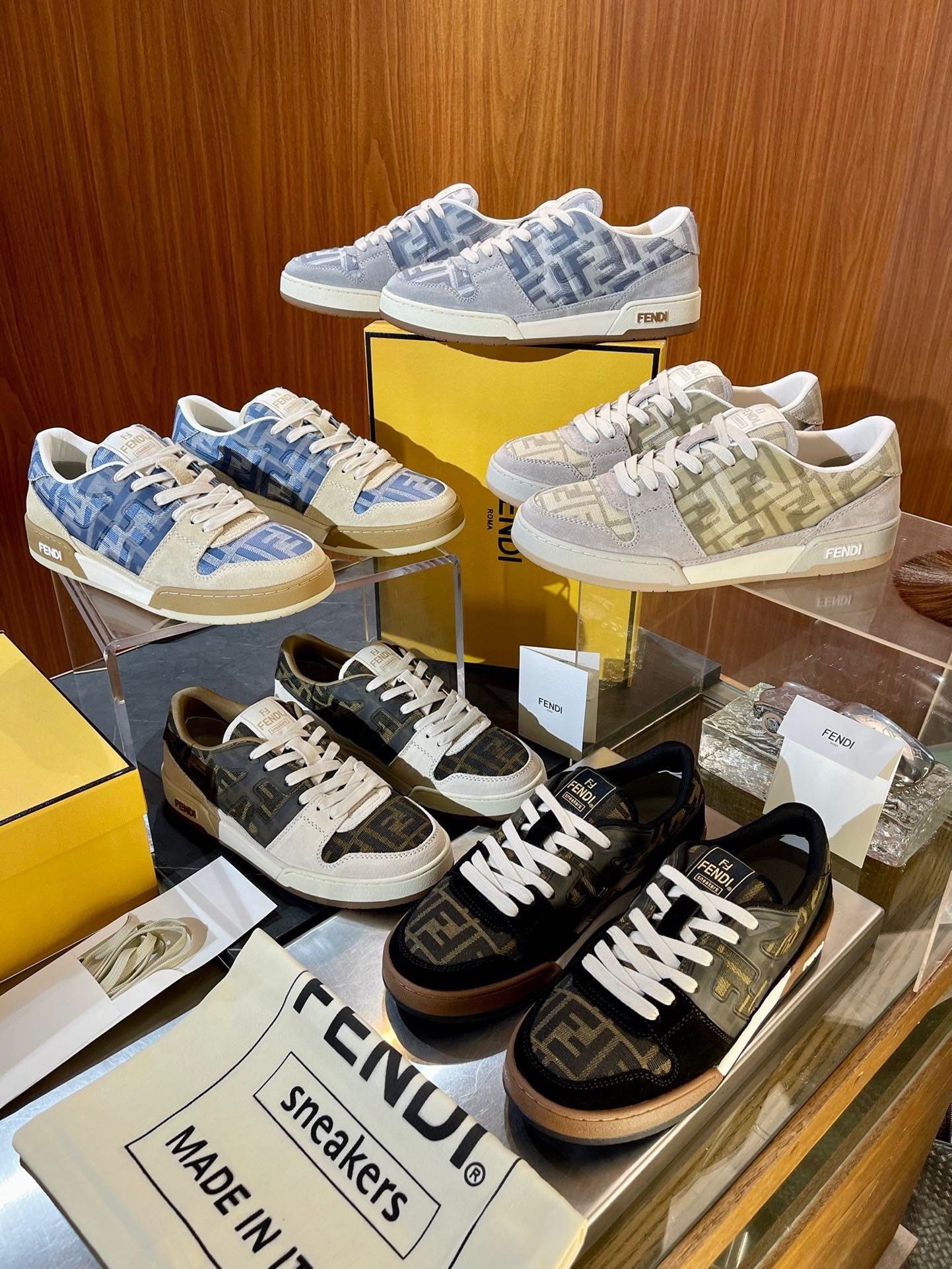 أحذية متعددة الألوان