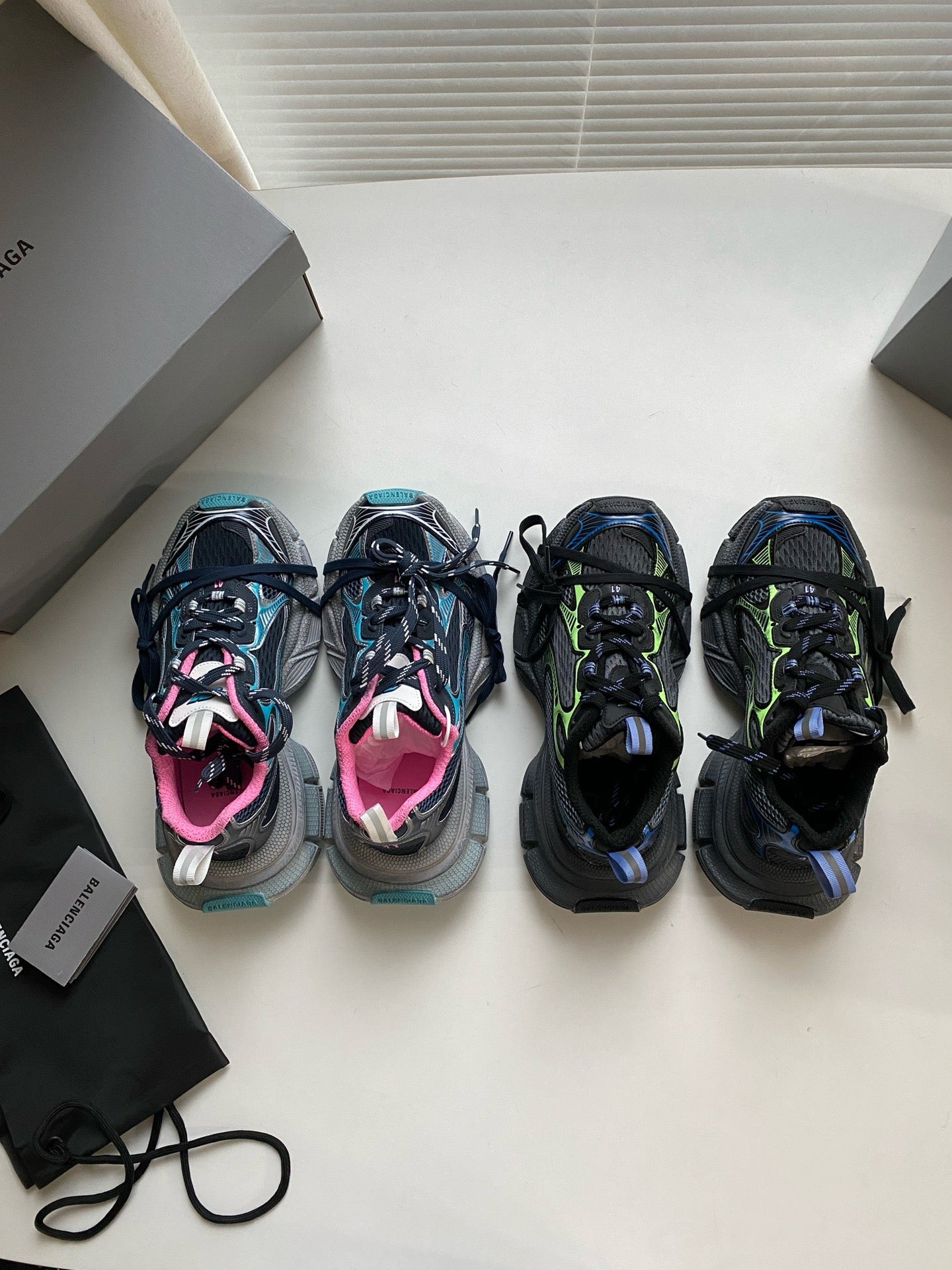 Zapatos negros y grises