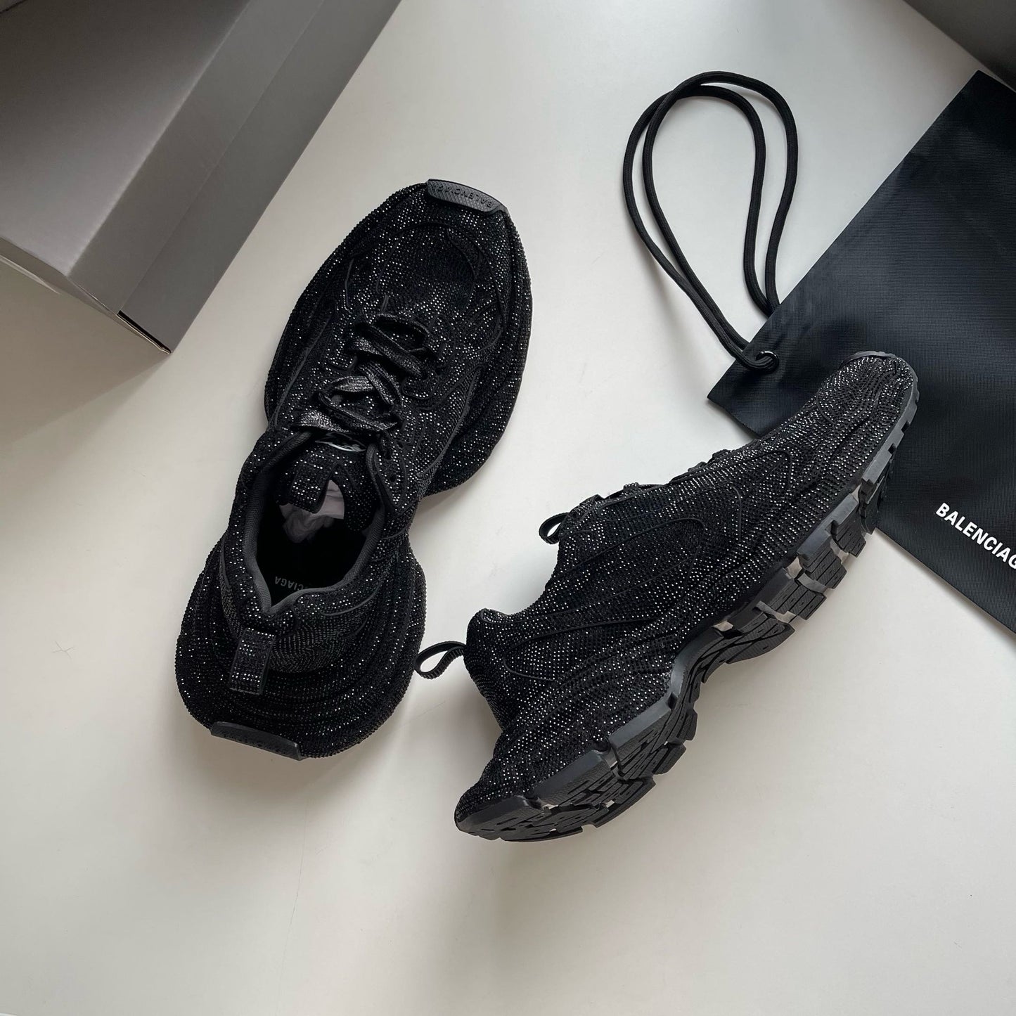 Schwarze, khakifarbene und weiße Schuhe