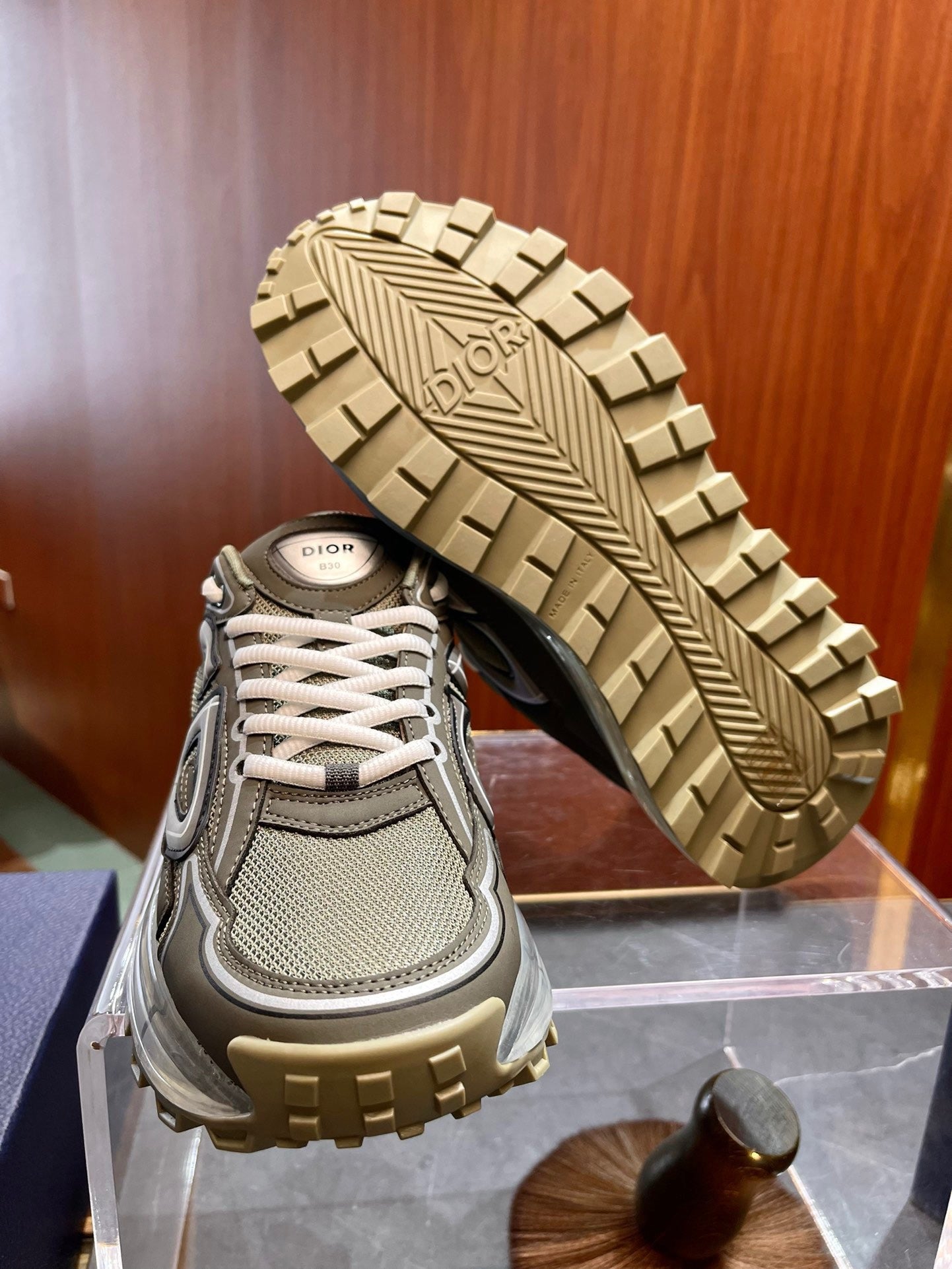 أحذية متعددة الألوان