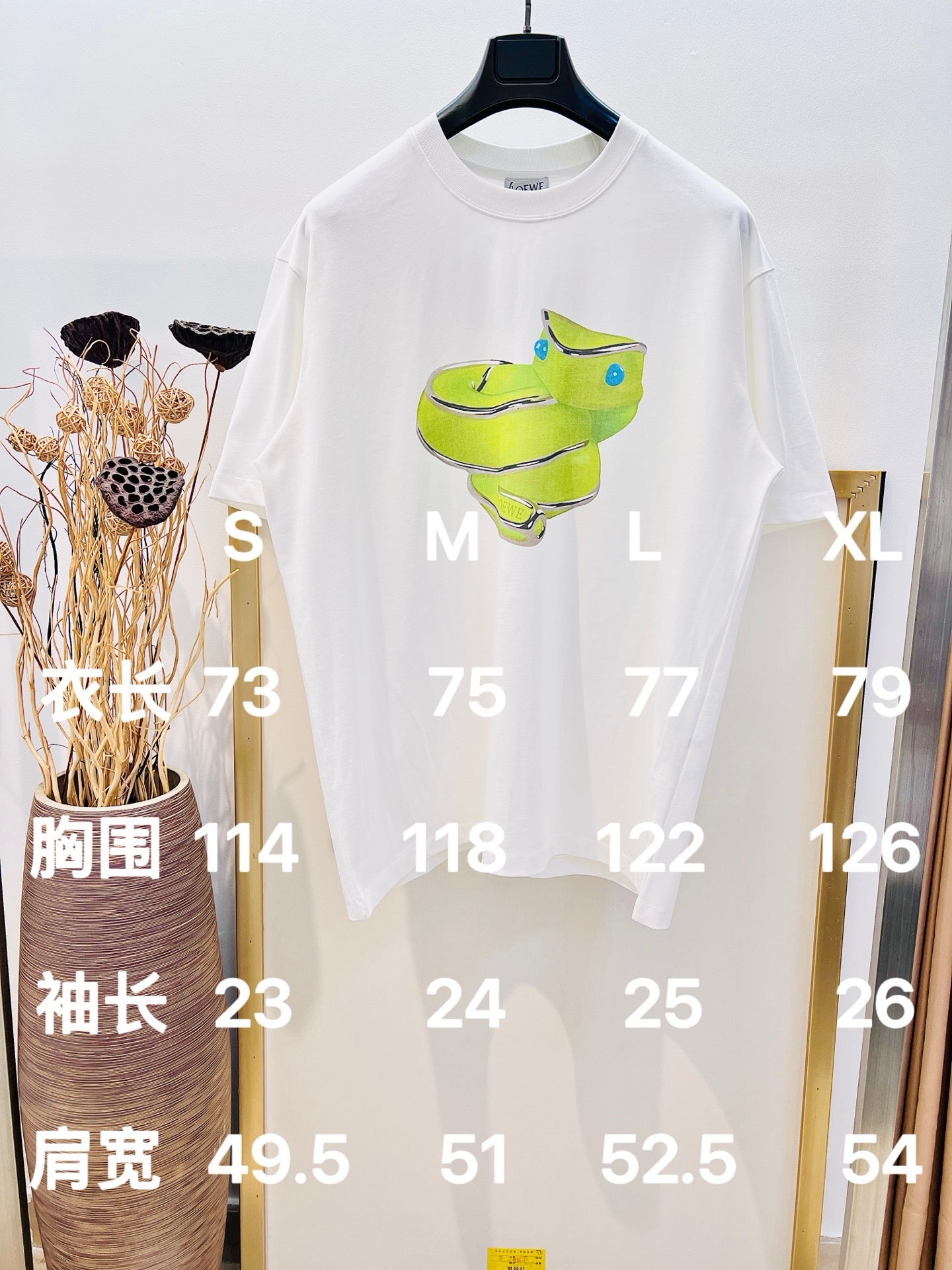 Weißes und blaues T-Shirt