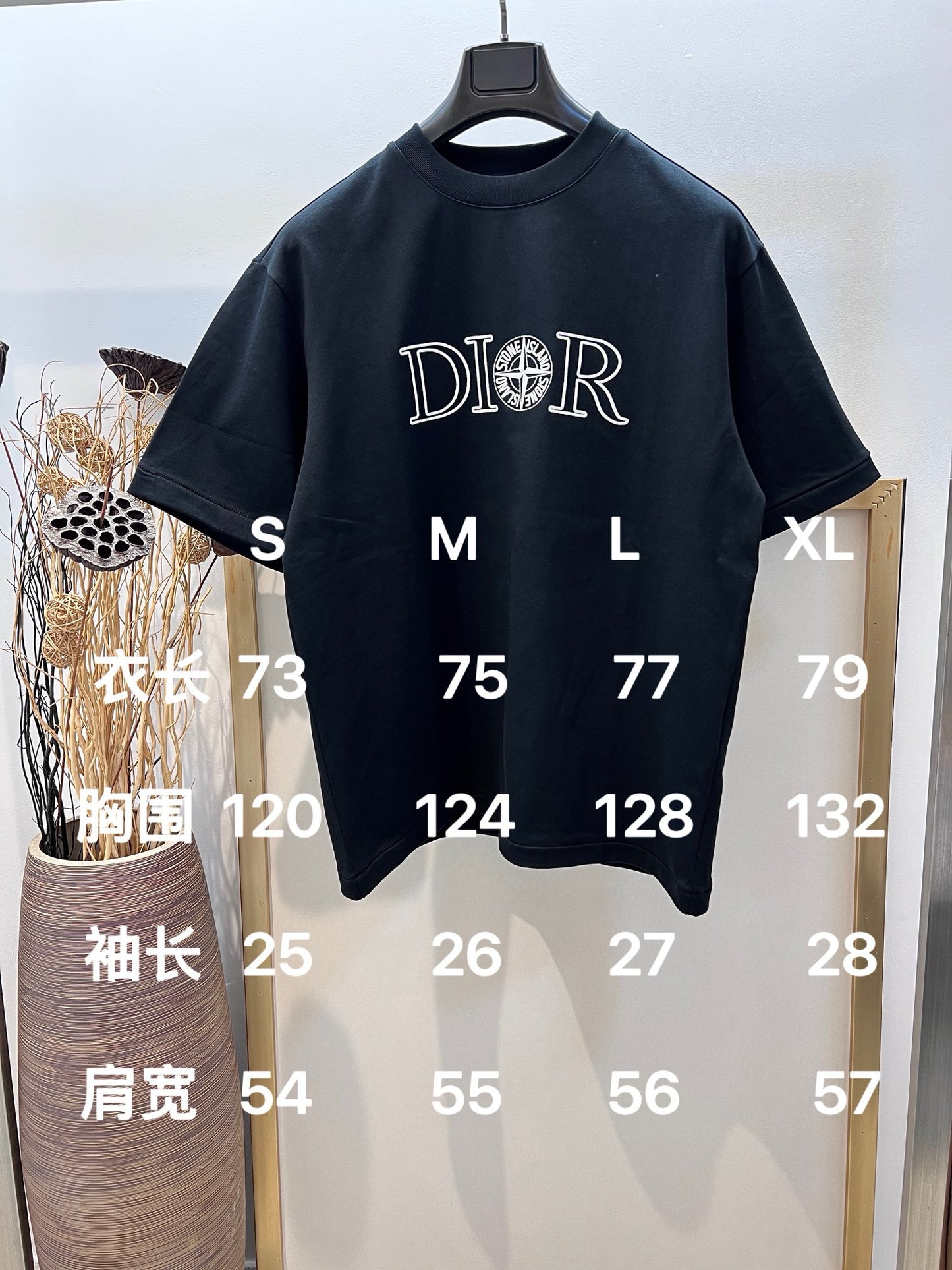 تي شيرت أبيض وأسود