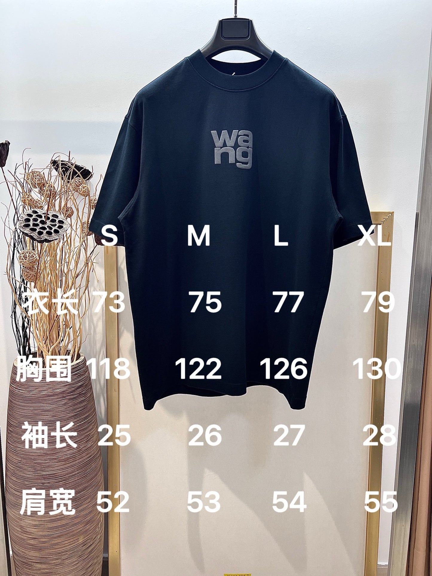 تي شيرت أبيض وأسود