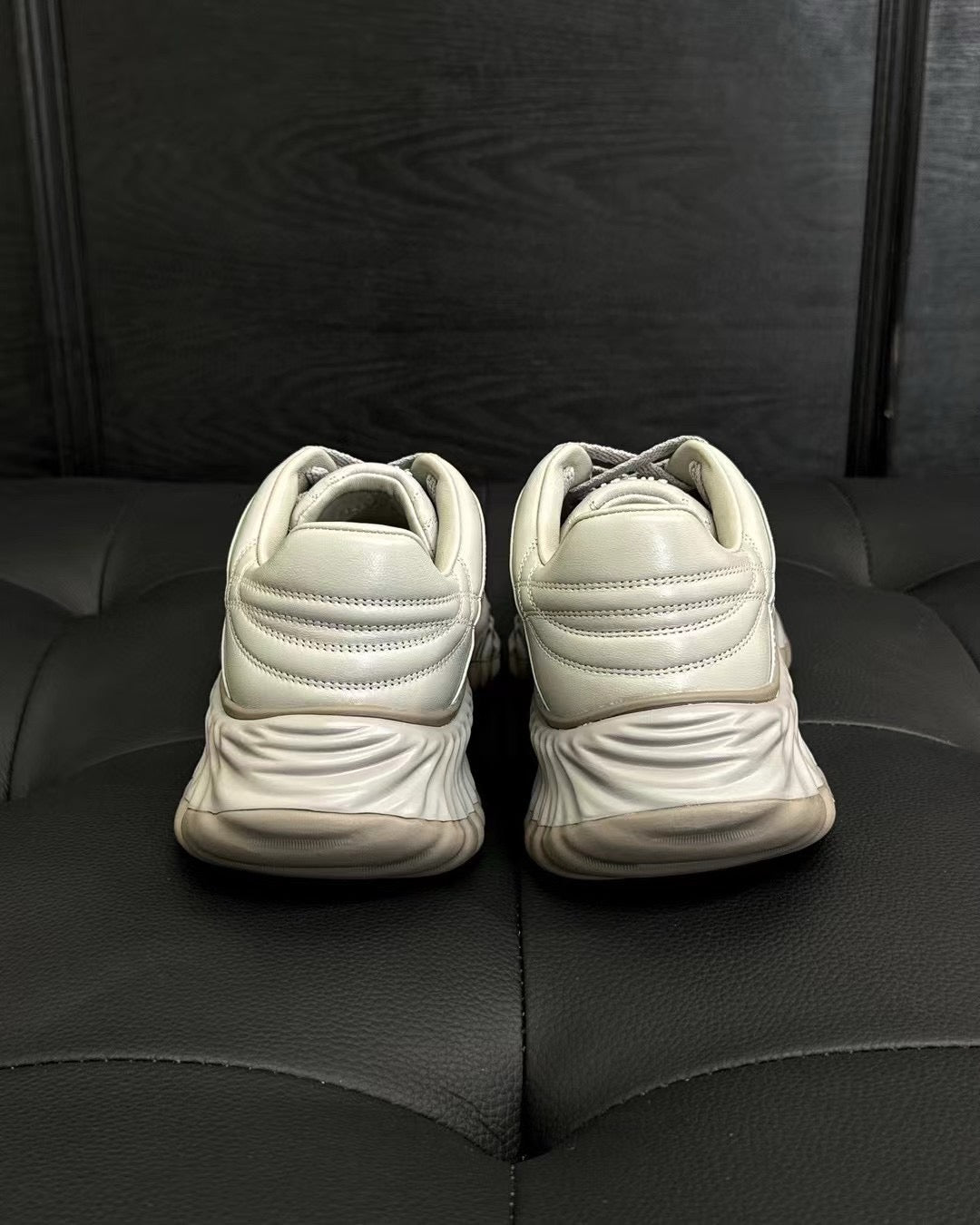 أحذية متعددة الألوان