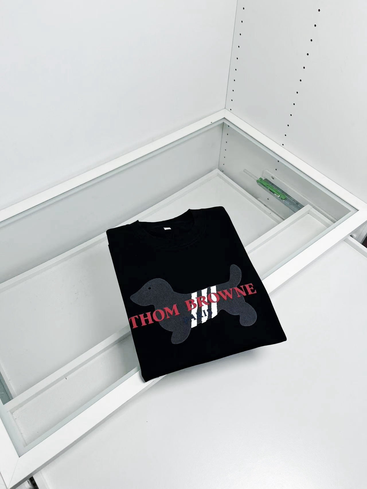 تي شيرت أبيض وأسود