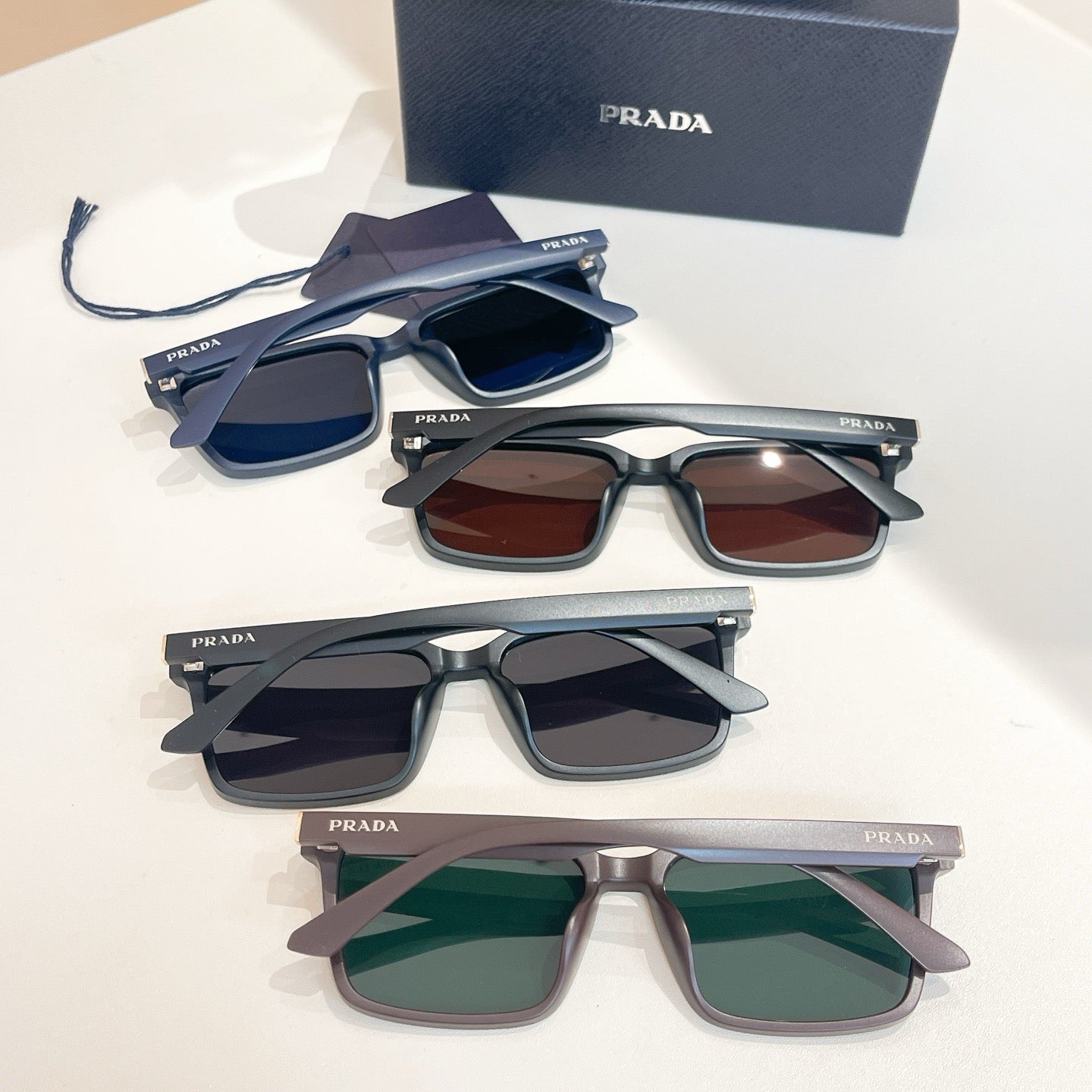 Mehrfarbige Sonnenbrille