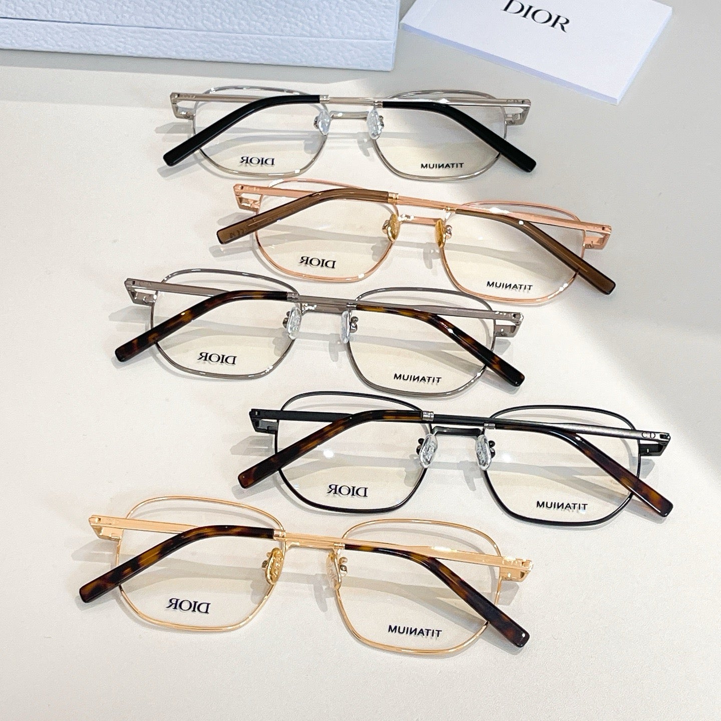 Mehrfarbige Sonnenbrille