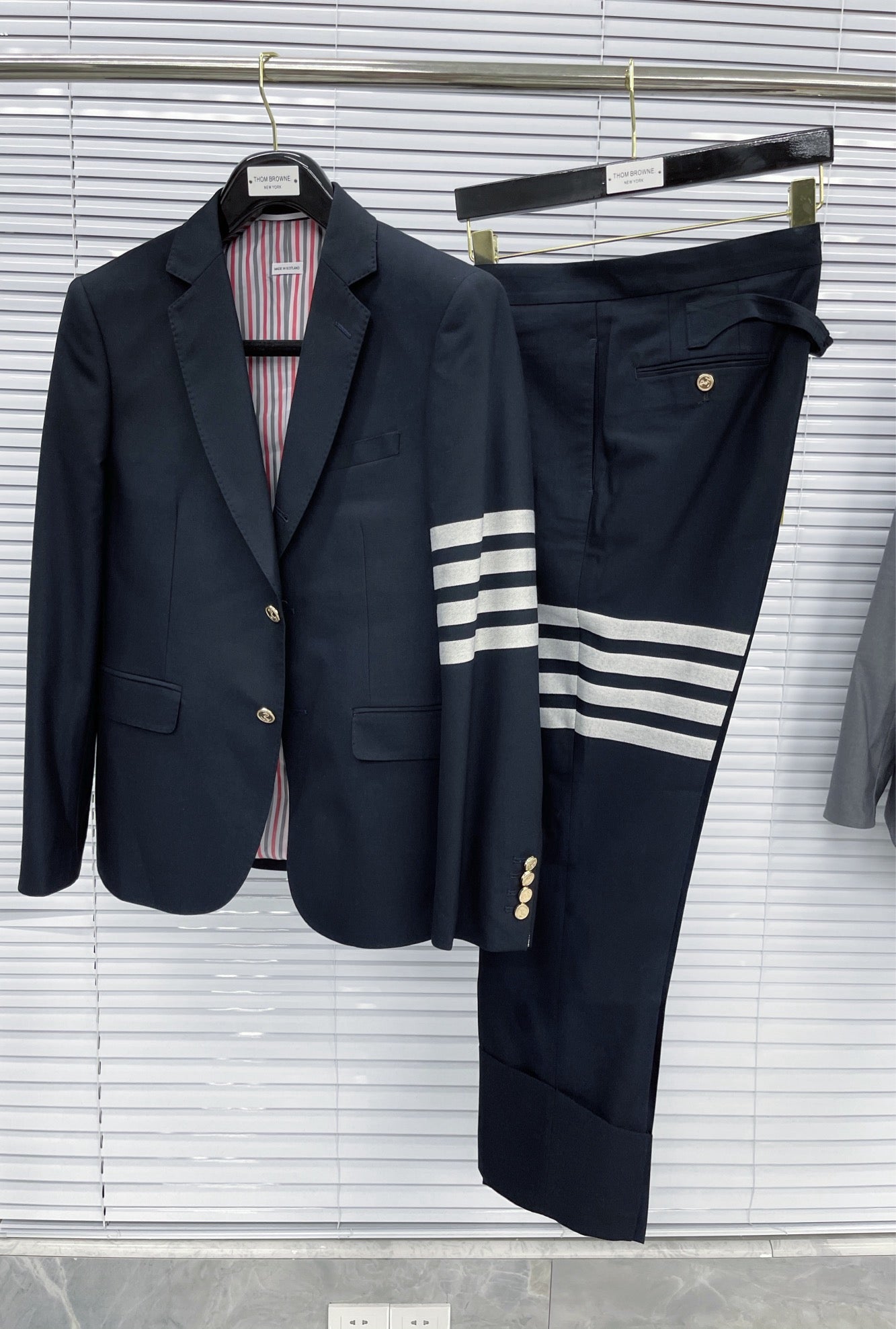 Schwarze und graue Hose