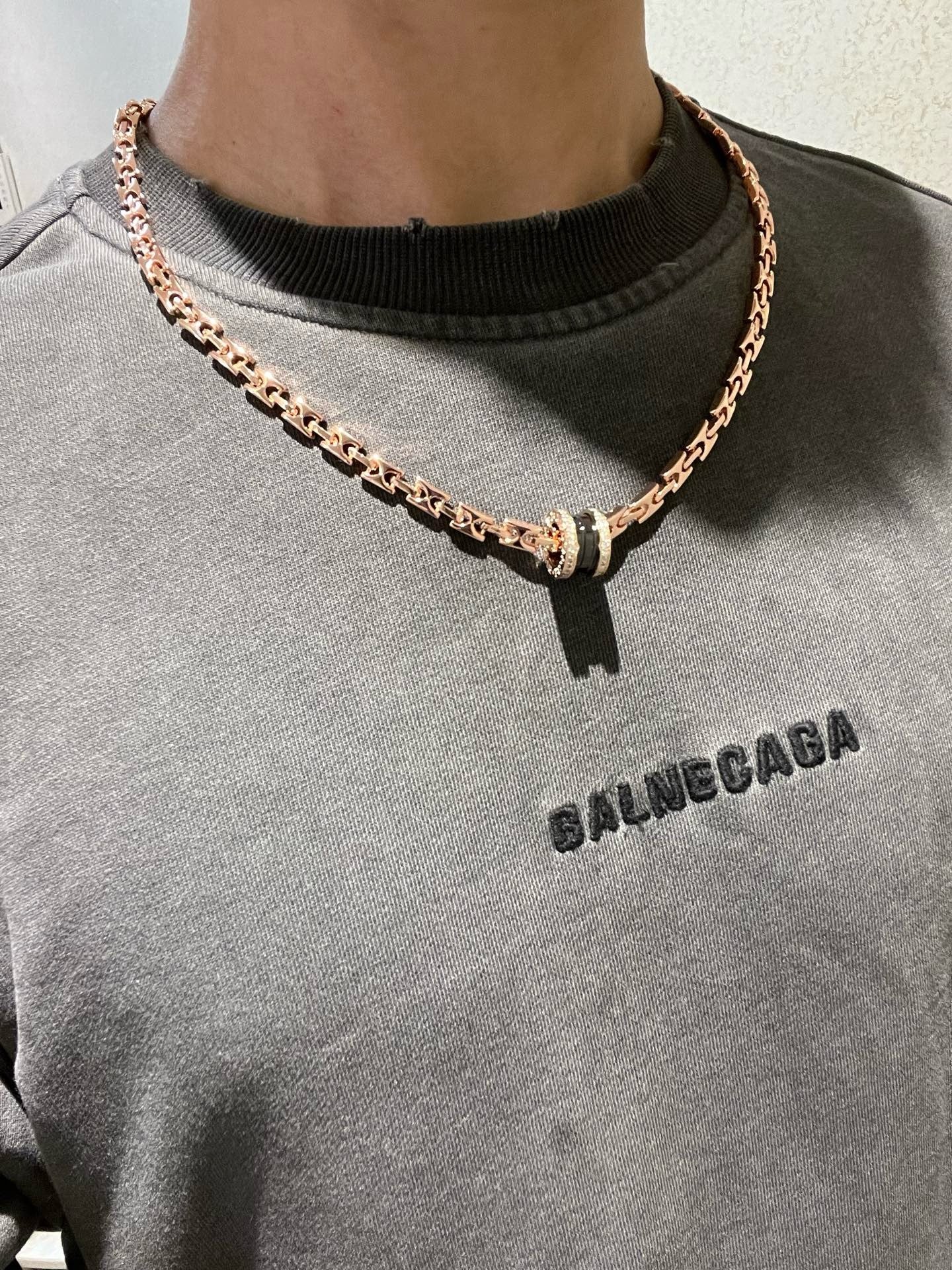 Collar negro dorado