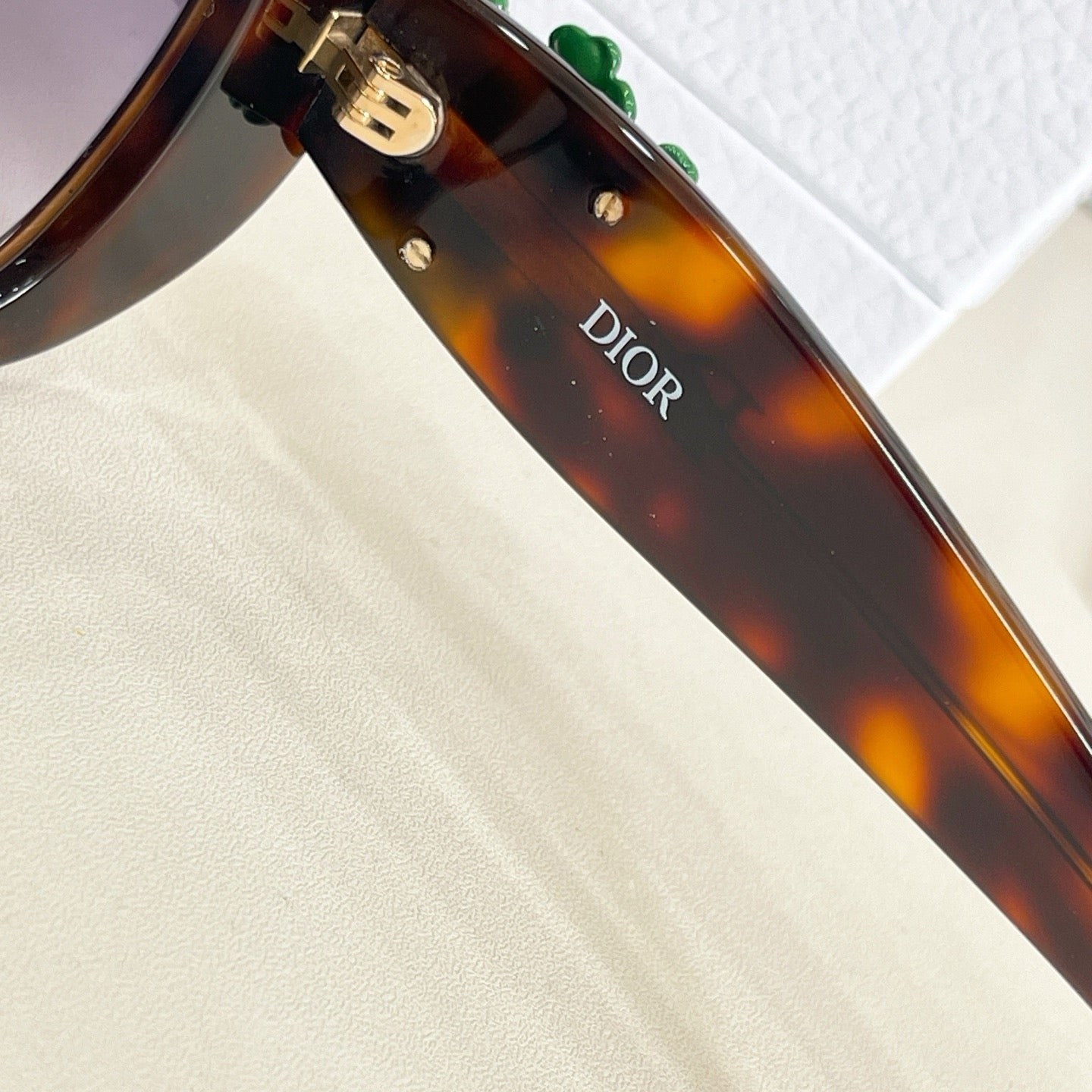 Mehrfarbige Sonnenbrille