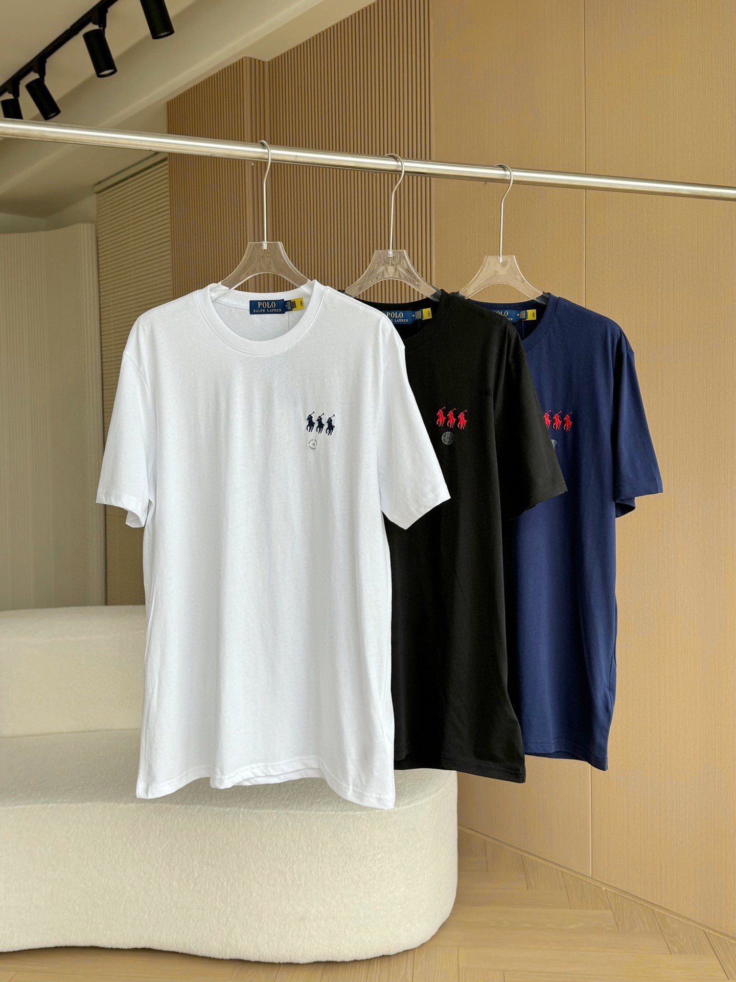 تي شيرت متعدد الألوان