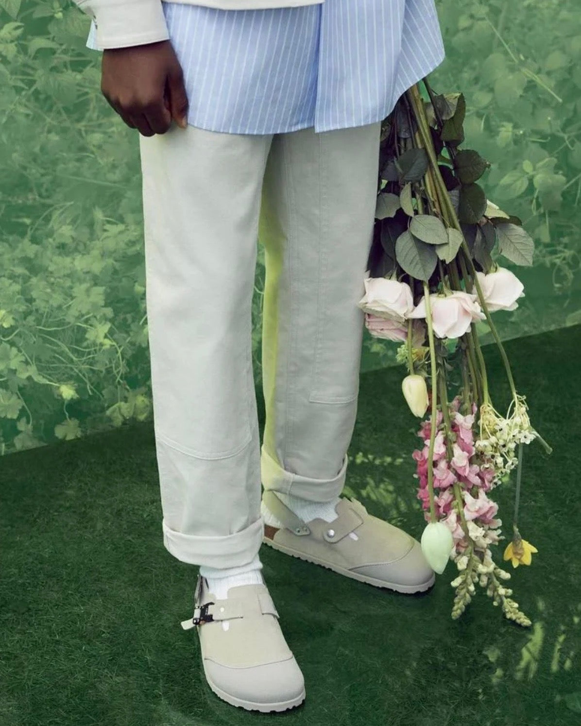 أحذية باللون الأسود والرمادي والأبيض العاجي