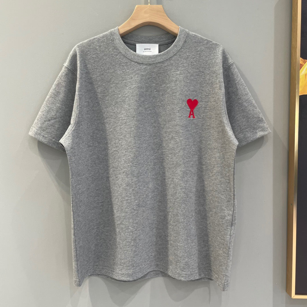 Weißes, schwarzes und graues T-Shirt