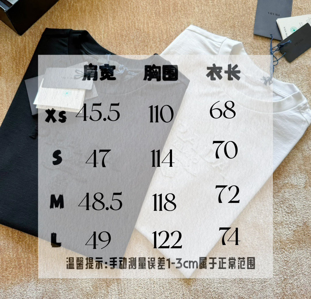 تي شيرت رمادي وأسود