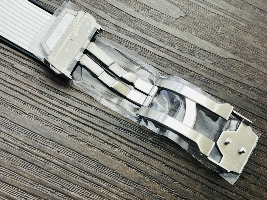 ساعة سوداء بيضاء