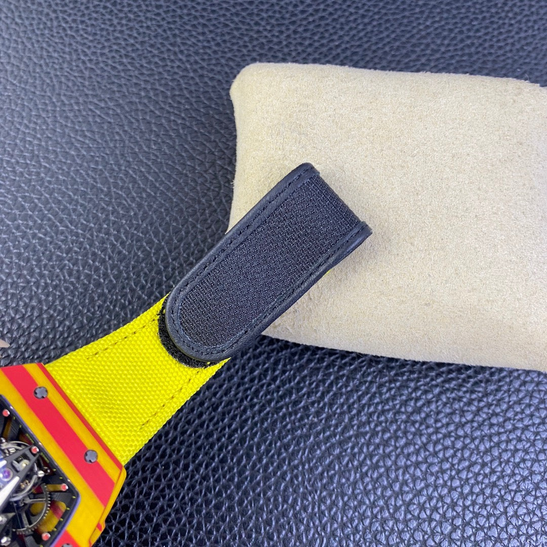 ساعة متعددة الألوان