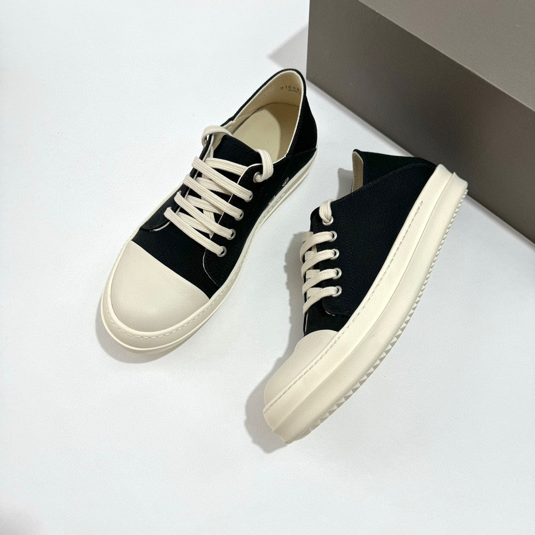 أحذية سوداء وبيضاء