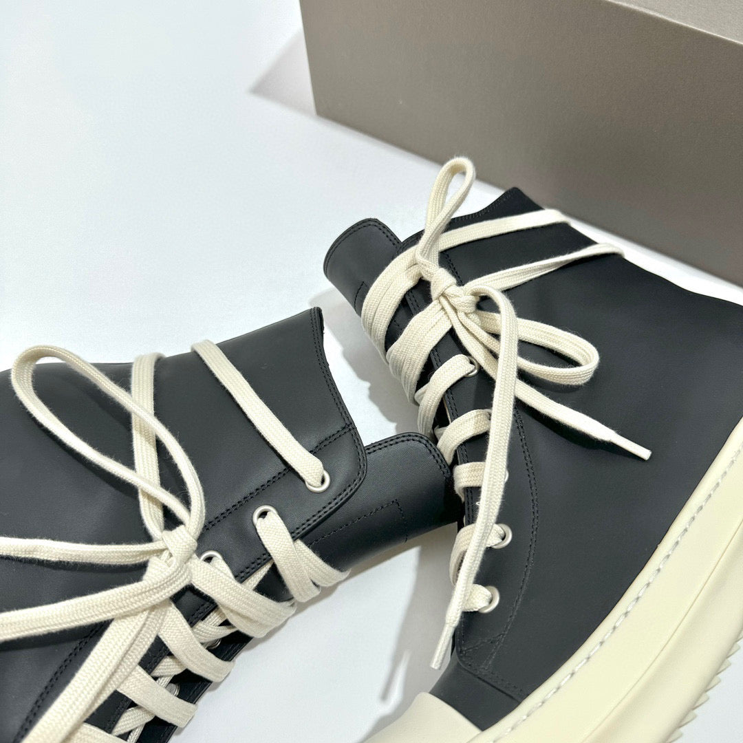 أحذية سوداء وبيضاء