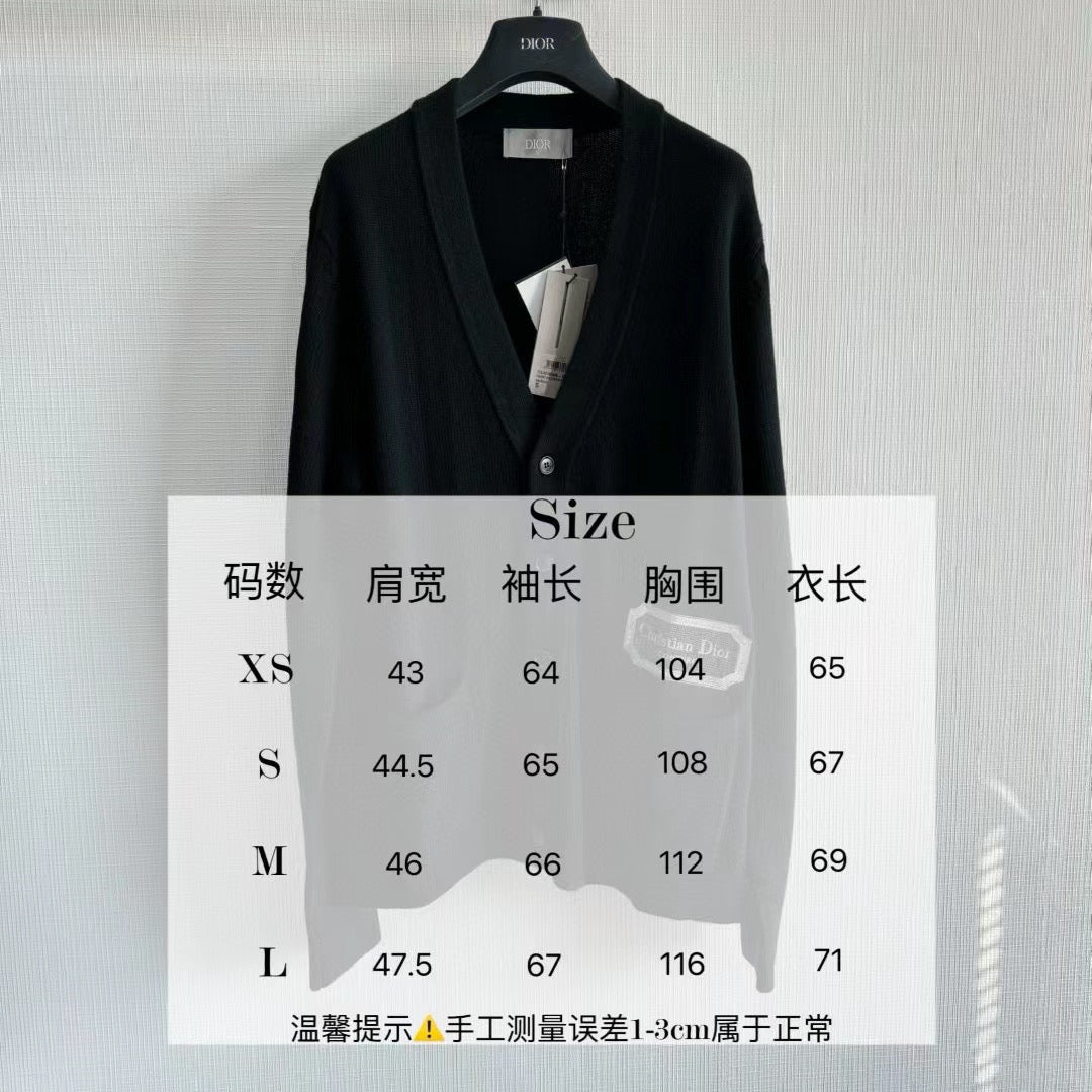 Schwarze und graue Jacke