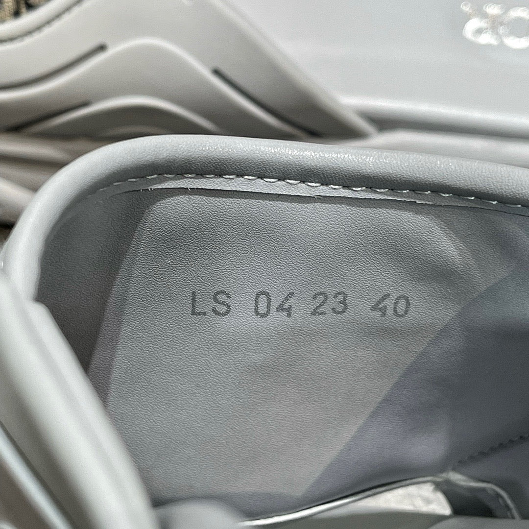 أحذية سوداء ورمادية