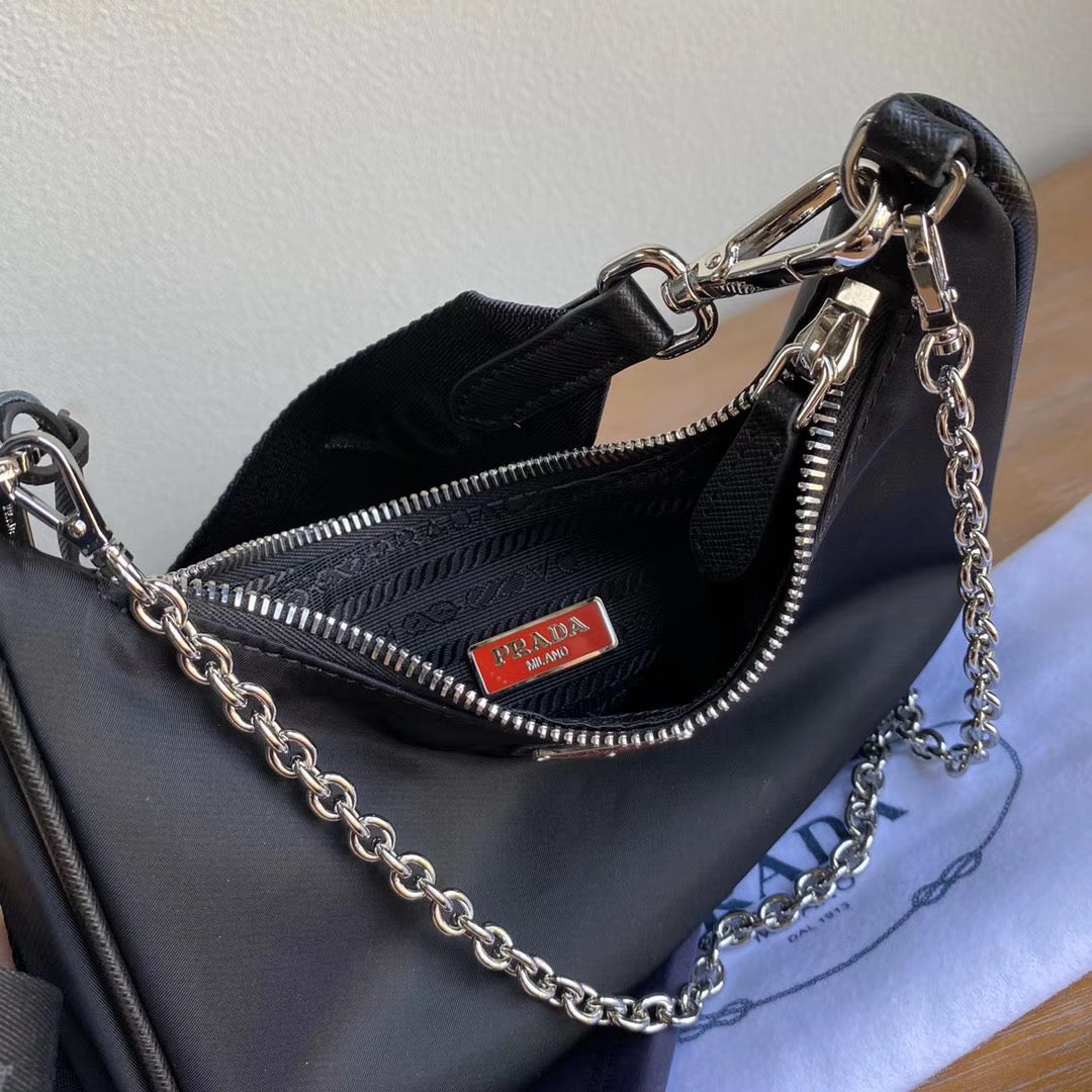 حقيبة مع سلسلة