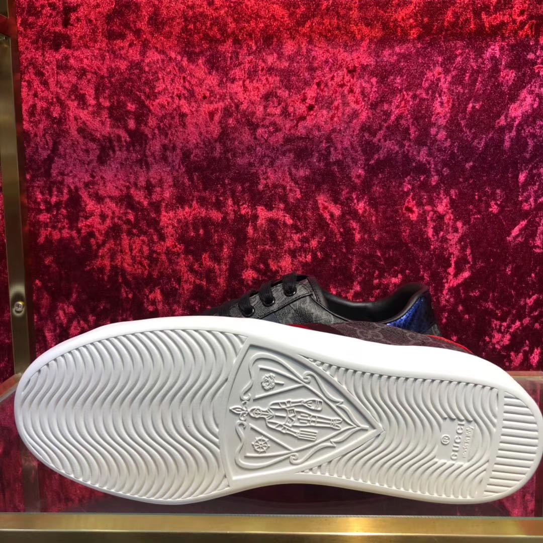 حذاء رياضي أسود بشعار غوتشي