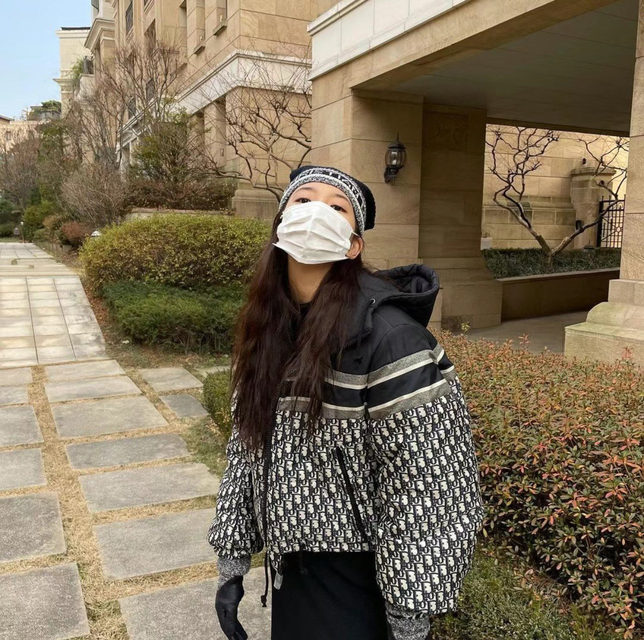 Chaqueta blanca y negra