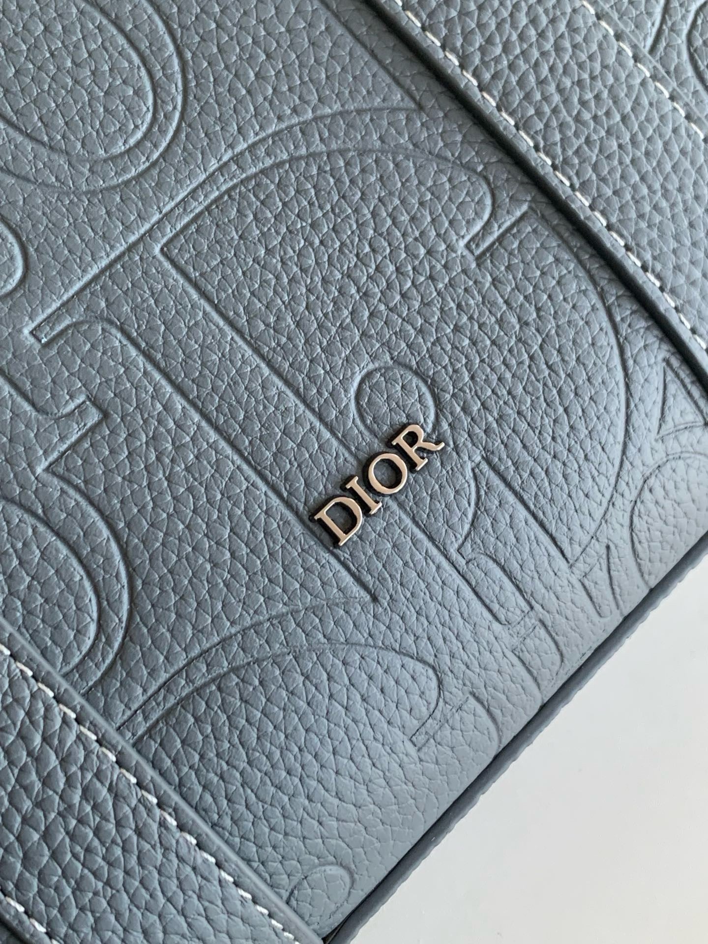 Graublaue und schwarze Tasche