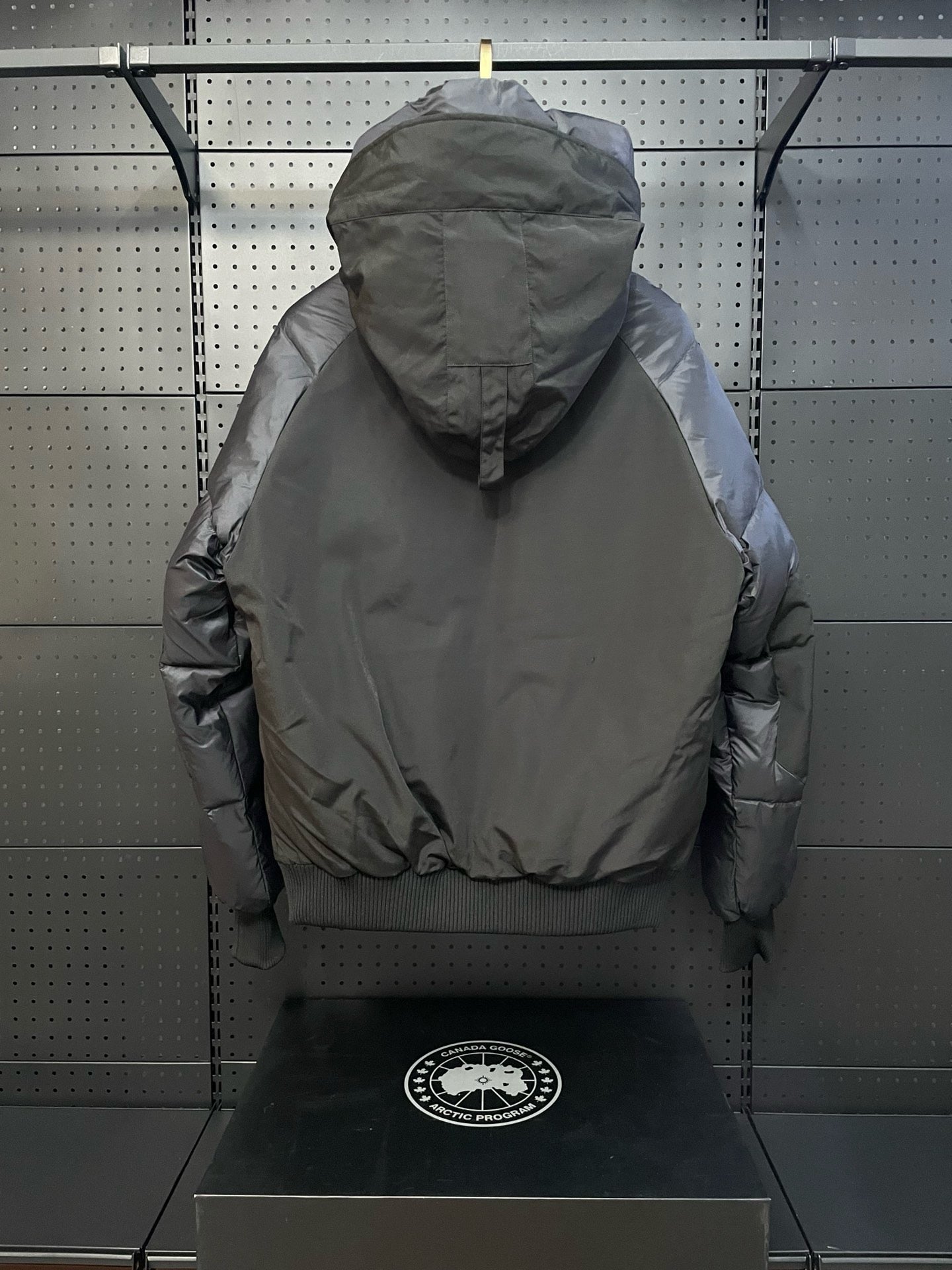 weiße und schwarze Jacke