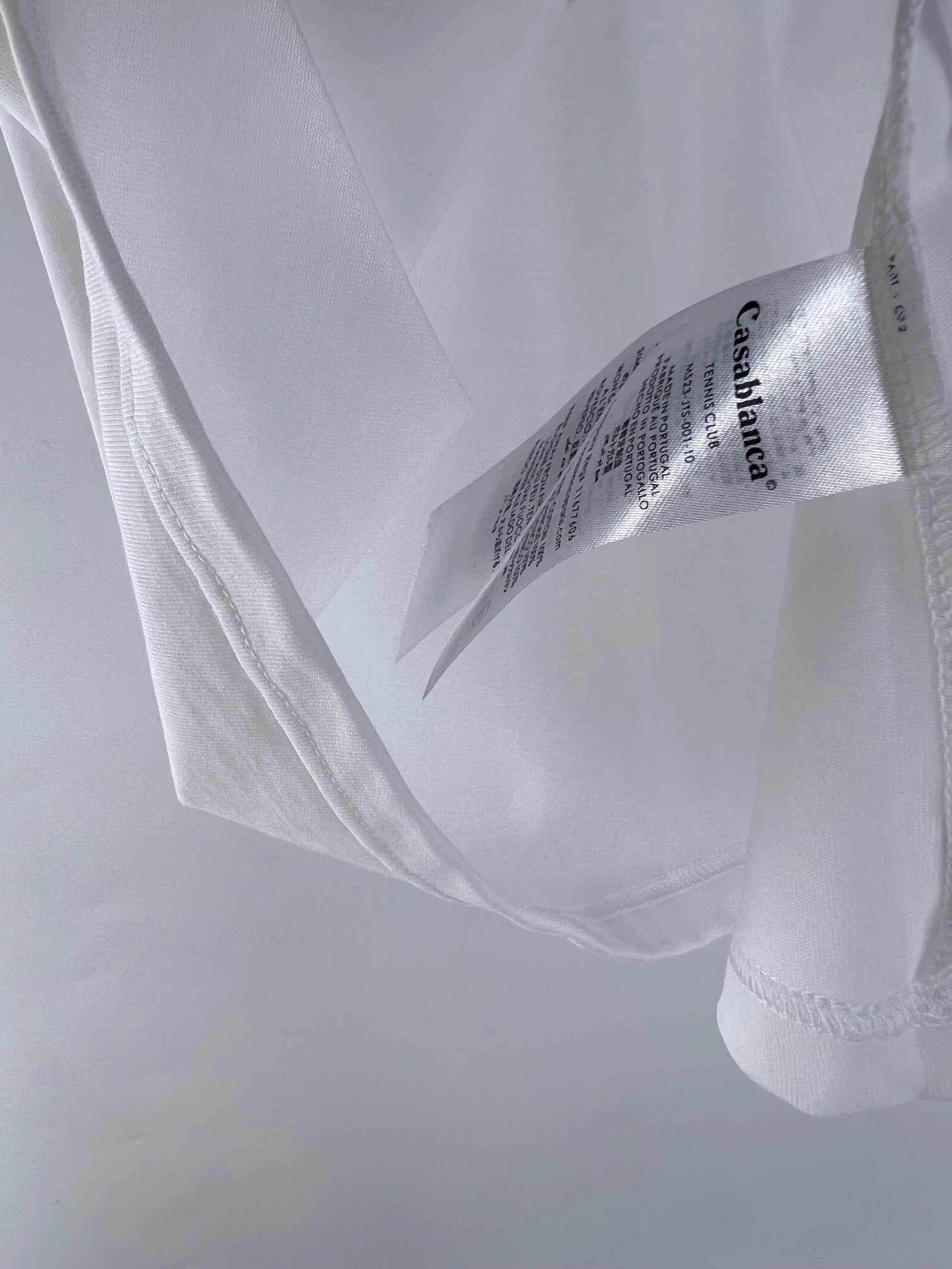 Graues und weißes T-Shirt