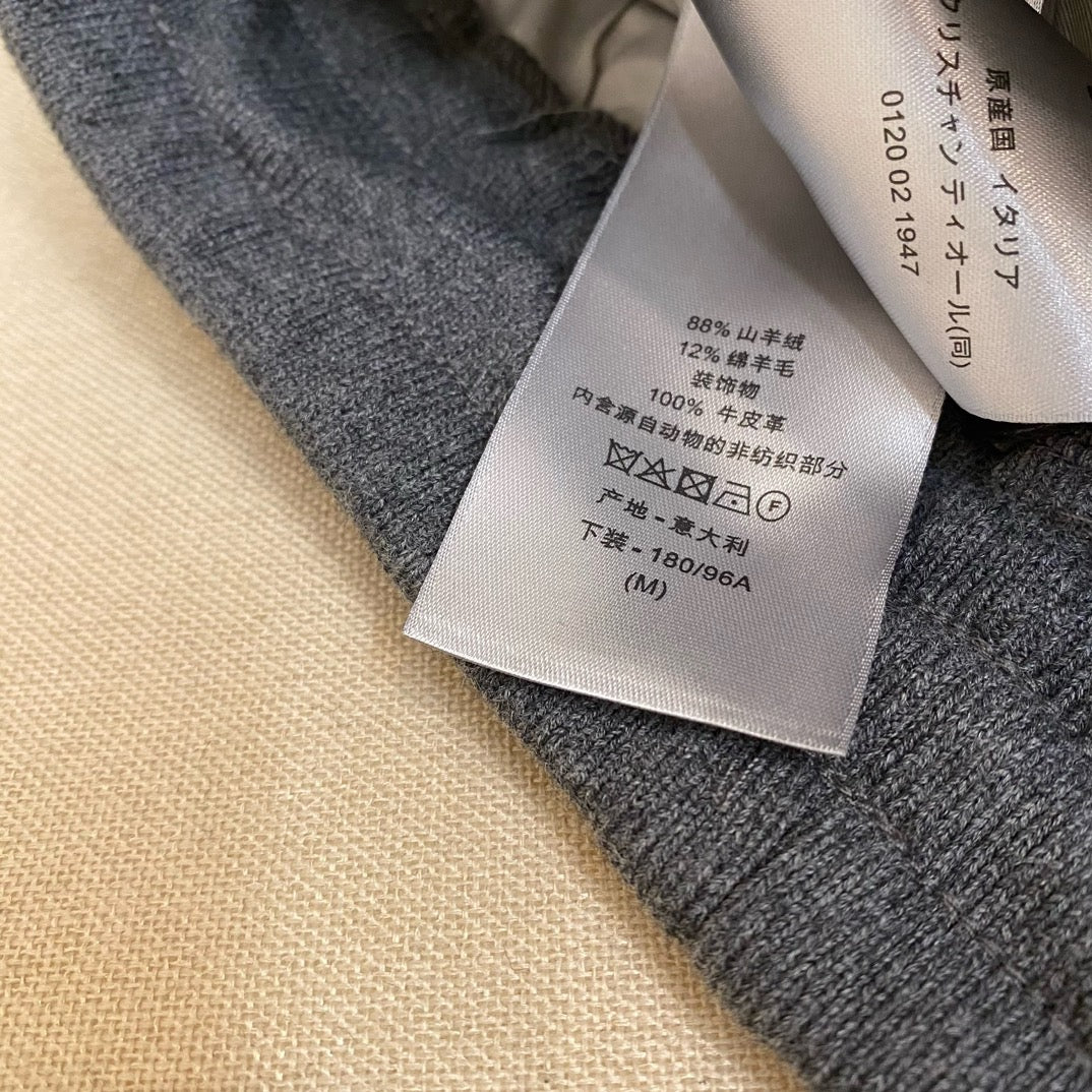 Pantalón negro oscuro y caqui