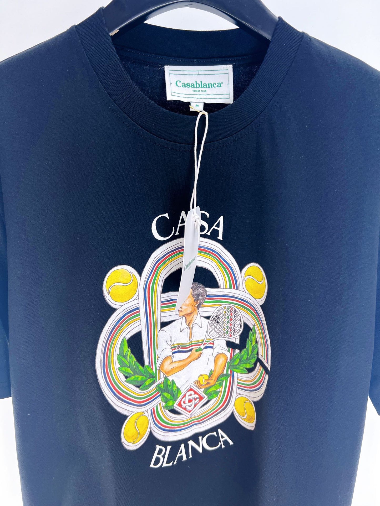 Camiseta azul y blanca