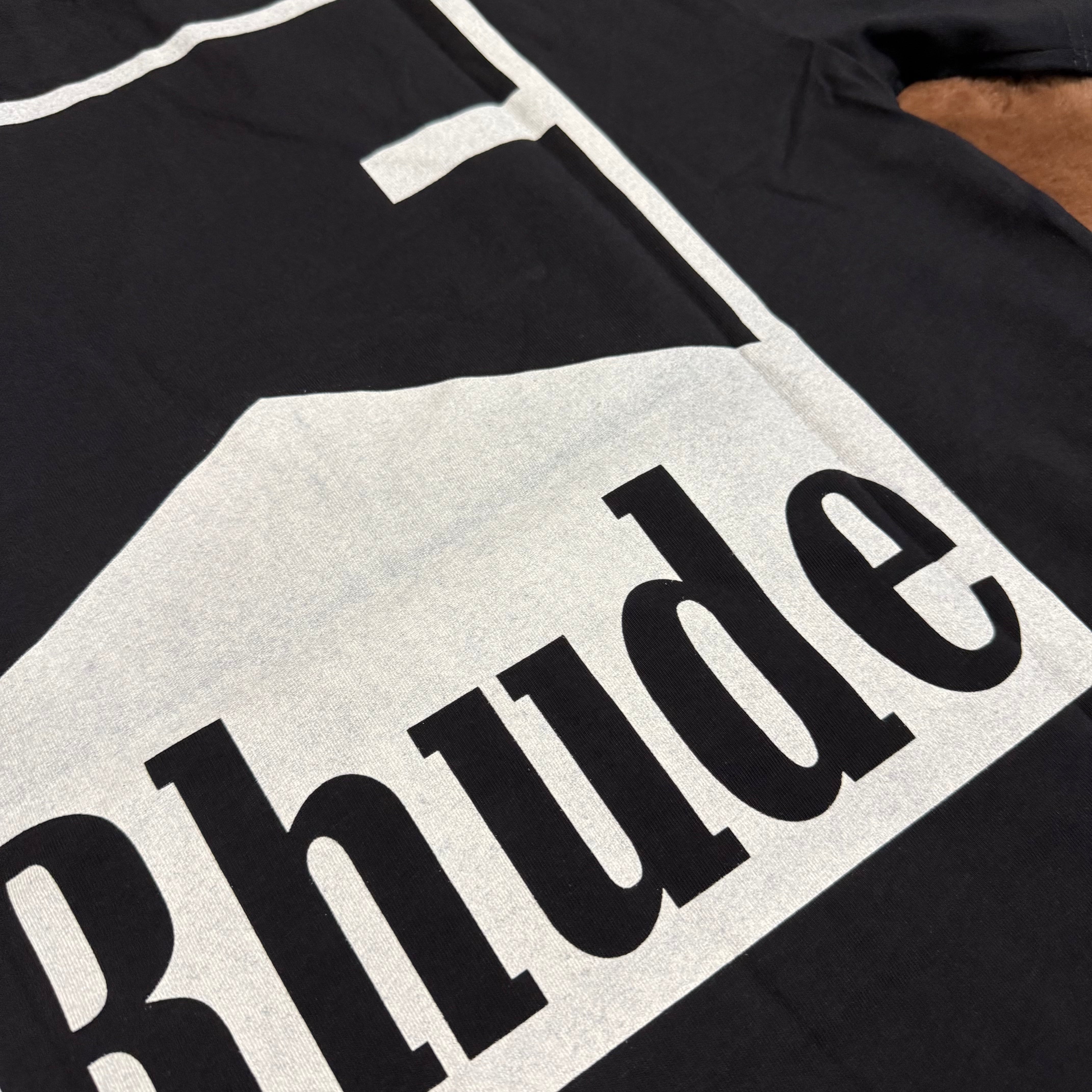 Schwarz-weißes T-Shirt