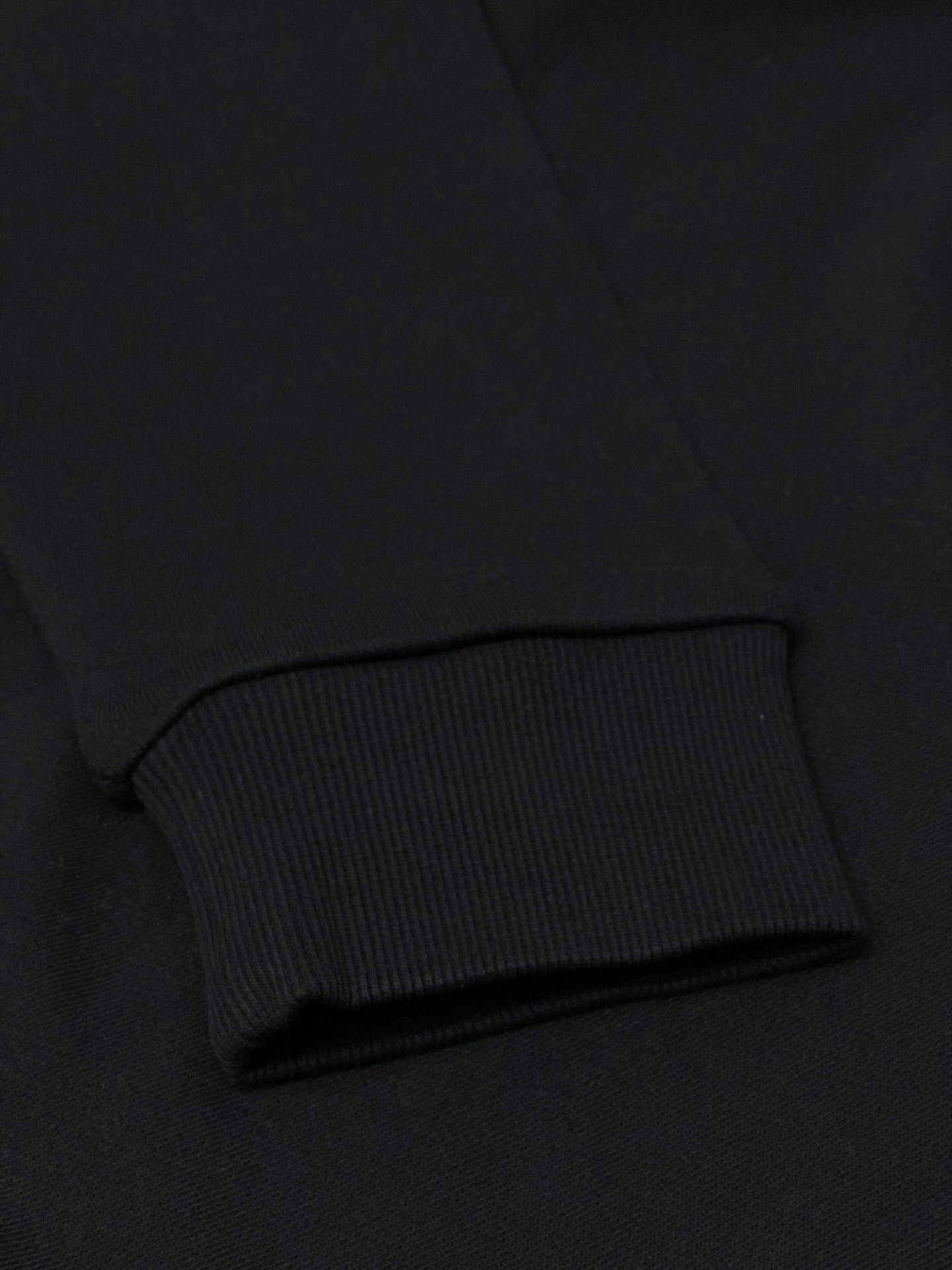 Schwarz-weißer Kapuzenpullover