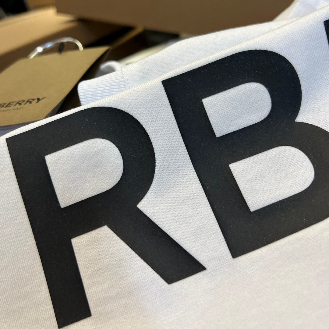 Schwarz-weißes T-Shirt