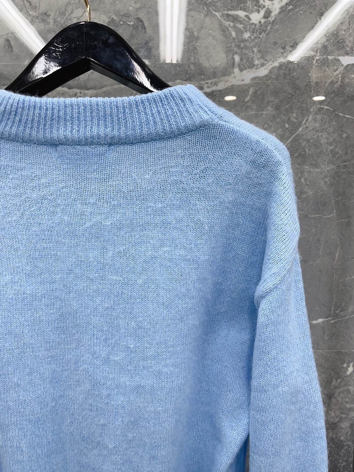 سترة باللون الوردي والأزرق الفاتح