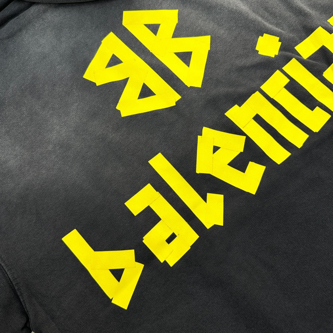 جارزة سوداء بقبعة شتوية