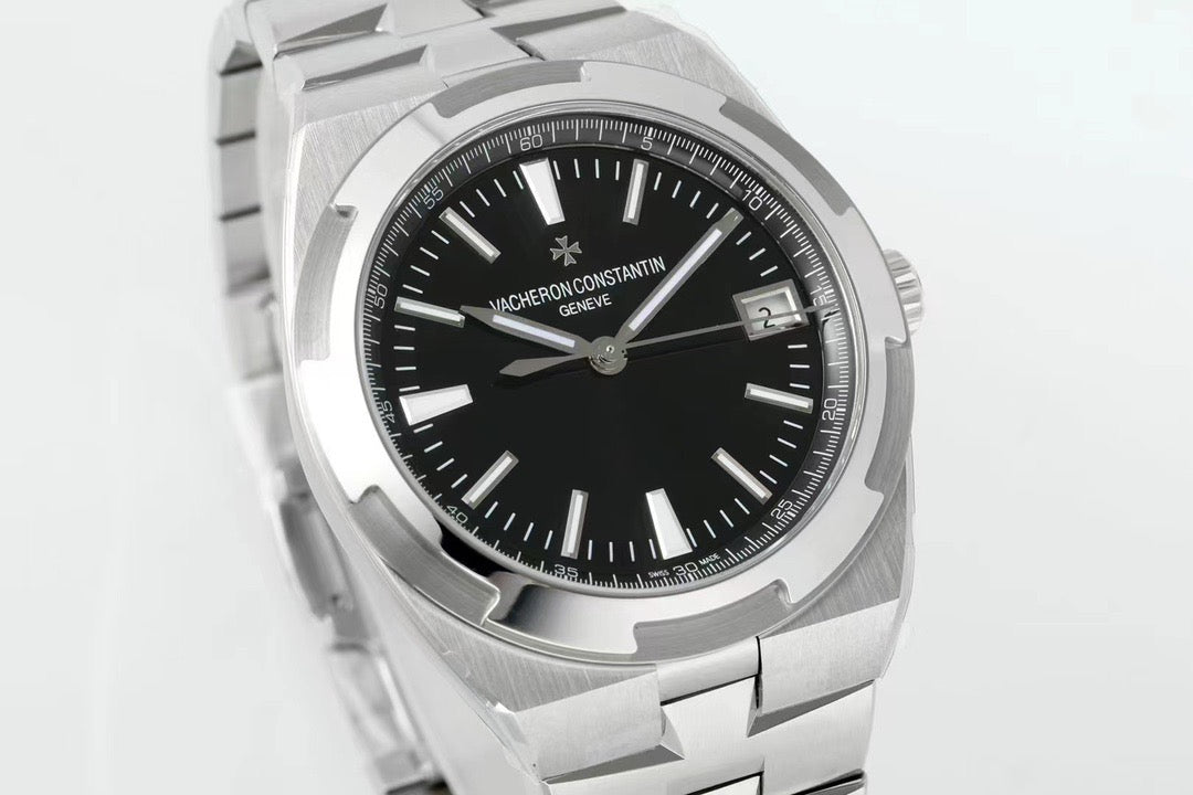 Weiß-schwarze Uhr