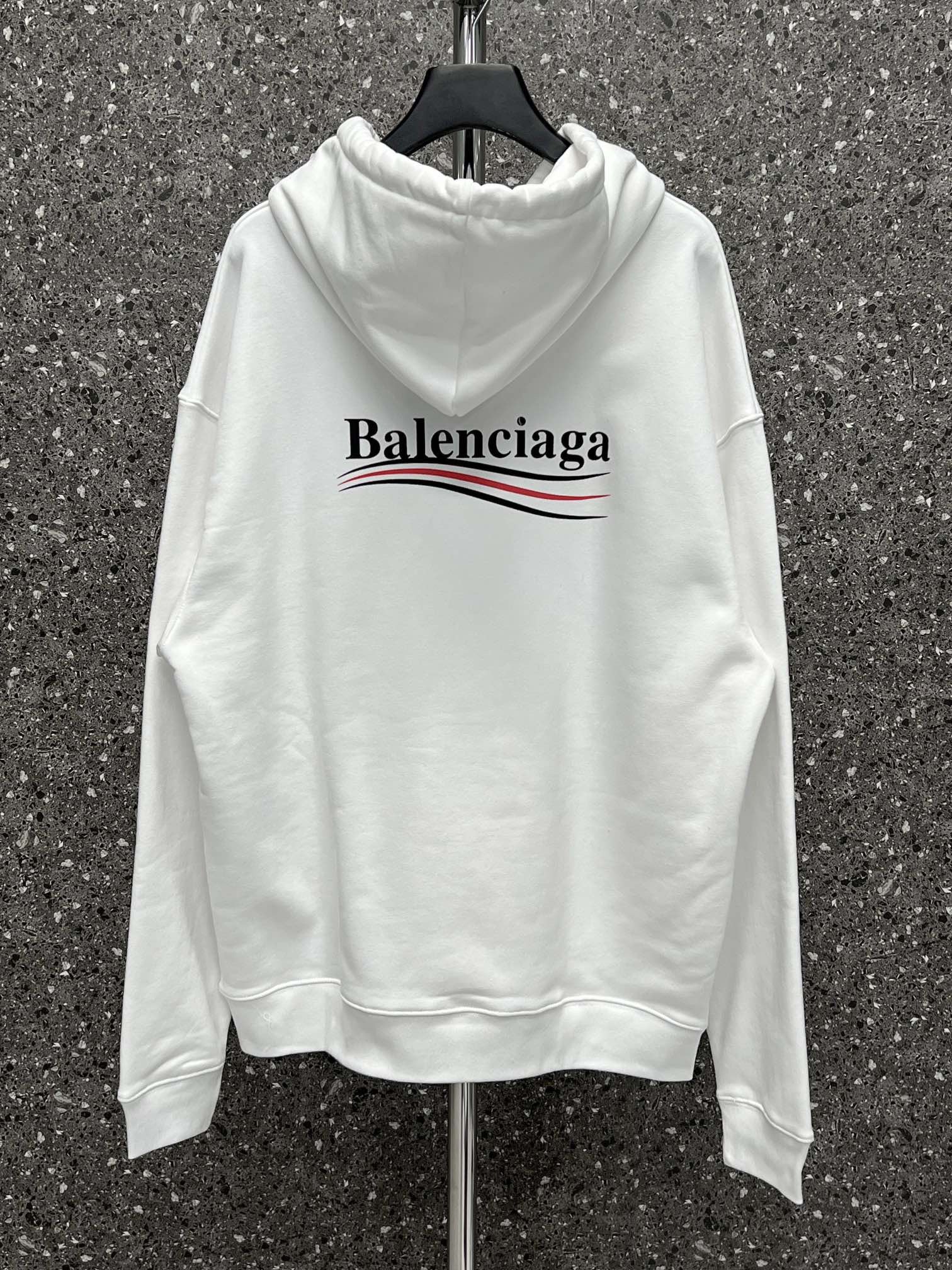weißer und schwarzer Pullover mit einer Kapuze