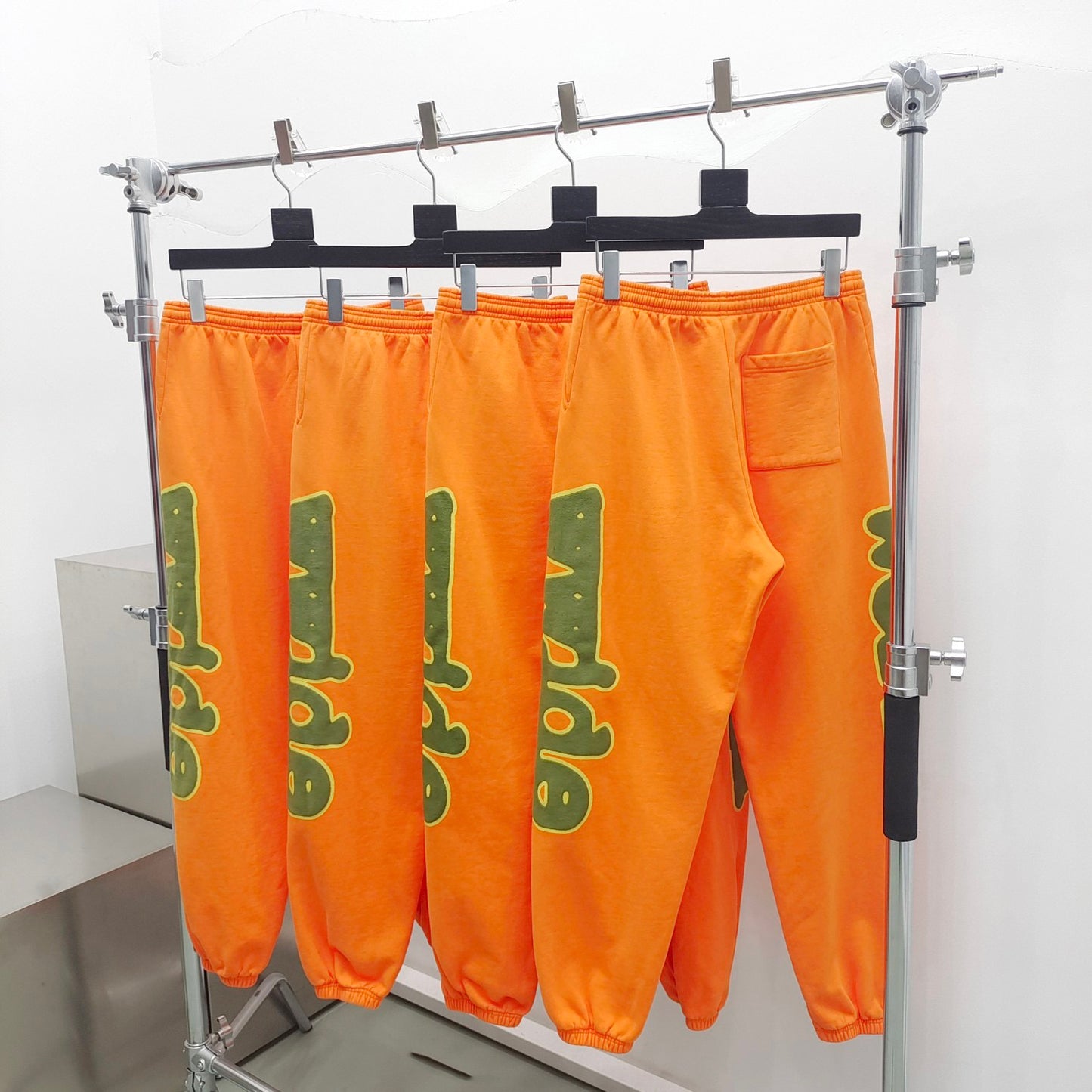 Orangefarbene Hose