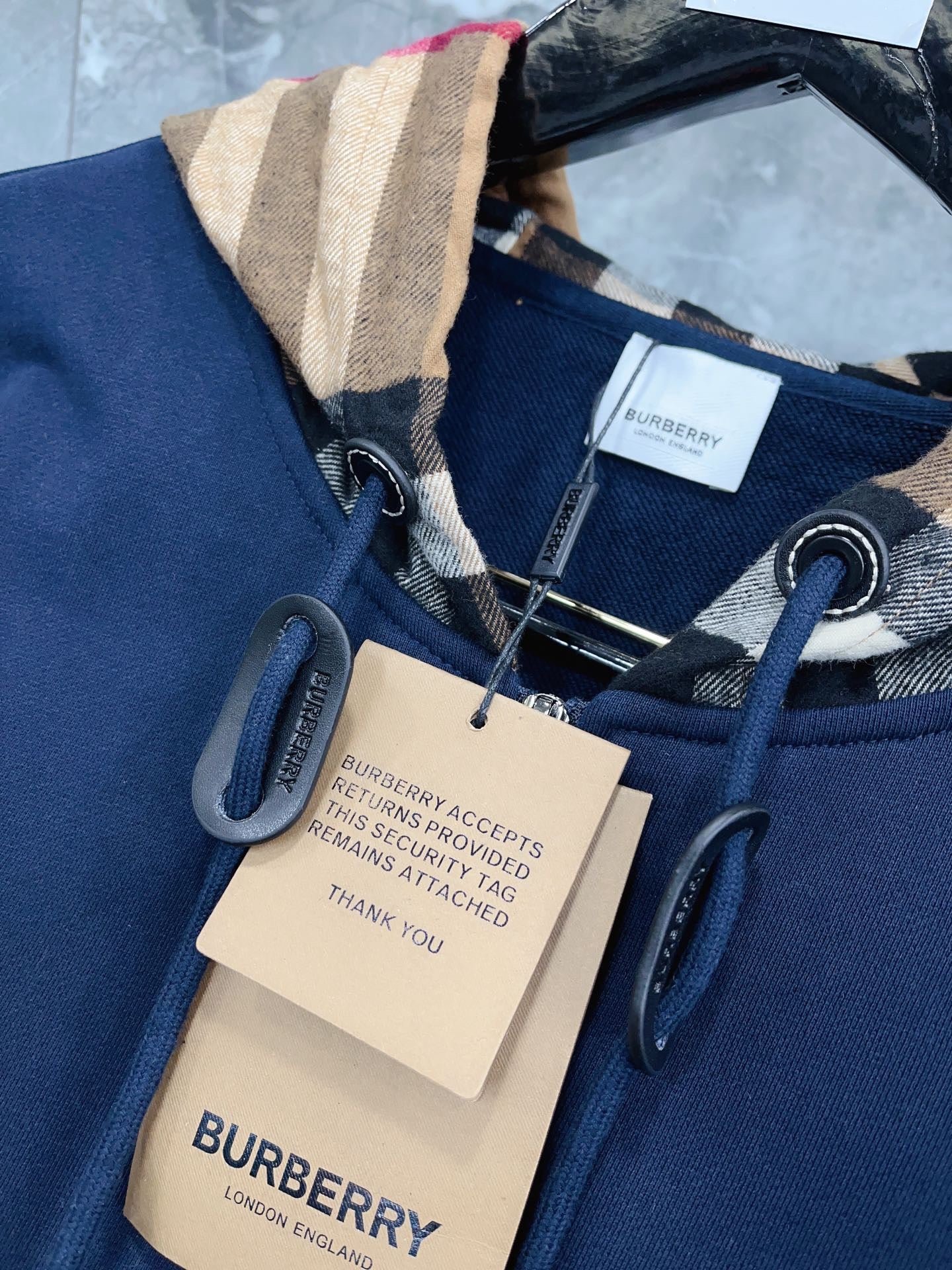 Schwarze, dunkelblaue, graue und khakifarbene Jacke