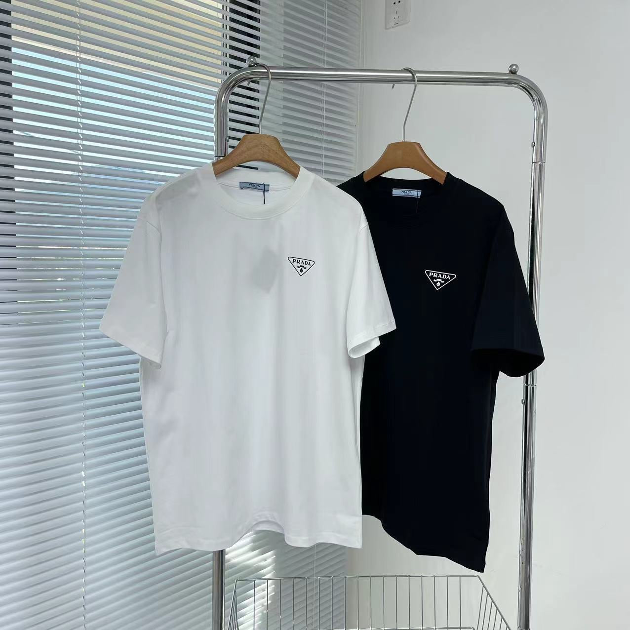 Schwarz-weißes T-Shirt