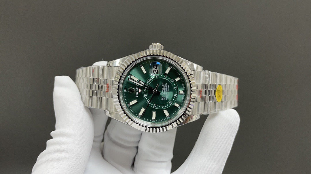 Weiß-grüne Uhr