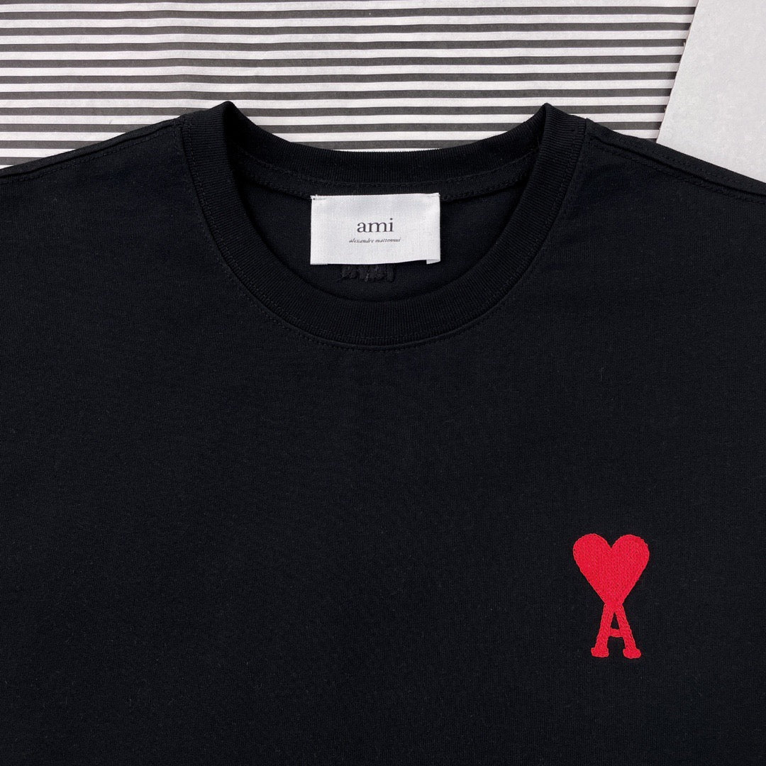 Weißes, schwarzes und graues T-Shirt