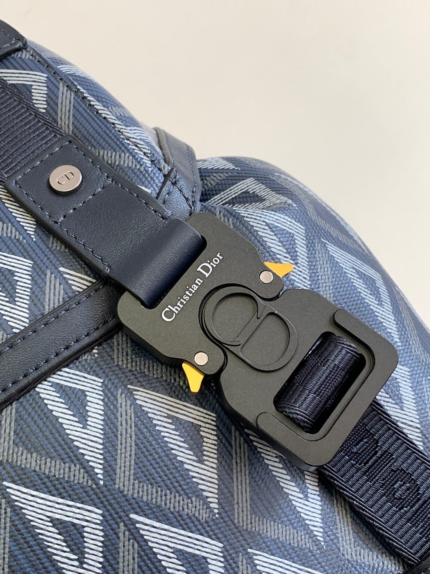 Dunkelblaue Tasche